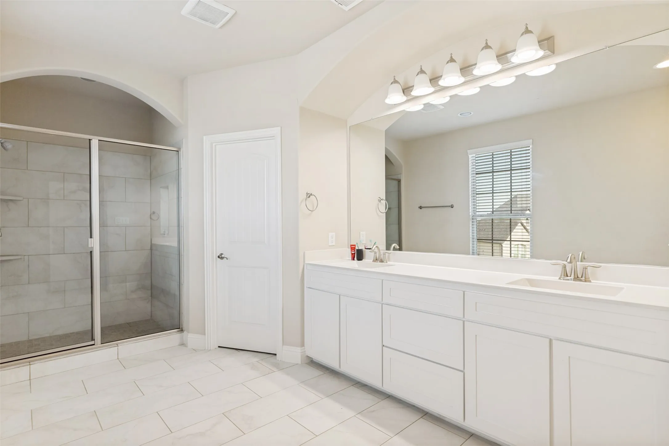 Single Family Residence For Sale in Grayson County , 1212 Karsten Ridge Pass, Gunter, Texas 75058, 5 Bedroom, 4 Bathroom, 3 Garage spaces, 4,279 Sqft, built in 2016, mls#21274551, Real Estate Agent in Gunter, Homes For Sale in Grayson county, Homes For Sale in Gunter, Realtor in Gunter Texas, Real Estate Brokerage Independent Realty Texas, Luminita Cordes Realtor