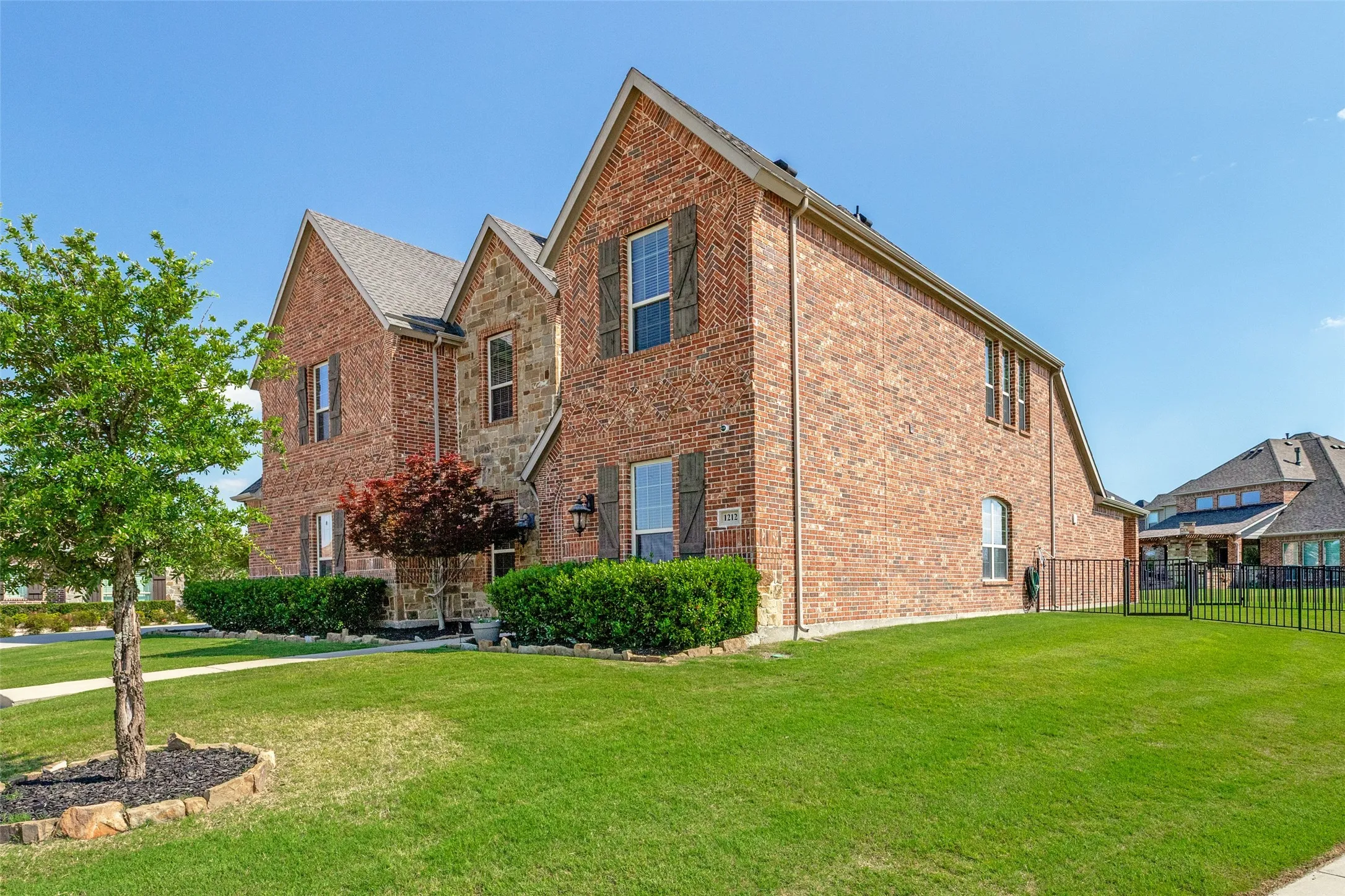 Single Family Residence For Sale in Grayson County , 1212 Karsten Ridge Pass, Gunter, Texas 75058, 5 Bedroom, 4 Bathroom, 3 Garage spaces, 4,279 Sqft, built in 2016, mls#21274551, Real Estate Agent in Gunter, Homes For Sale in Grayson county, Homes For Sale in Gunter, Realtor in Gunter Texas, Real Estate Brokerage Independent Realty Texas, Luminita Cordes Realtor