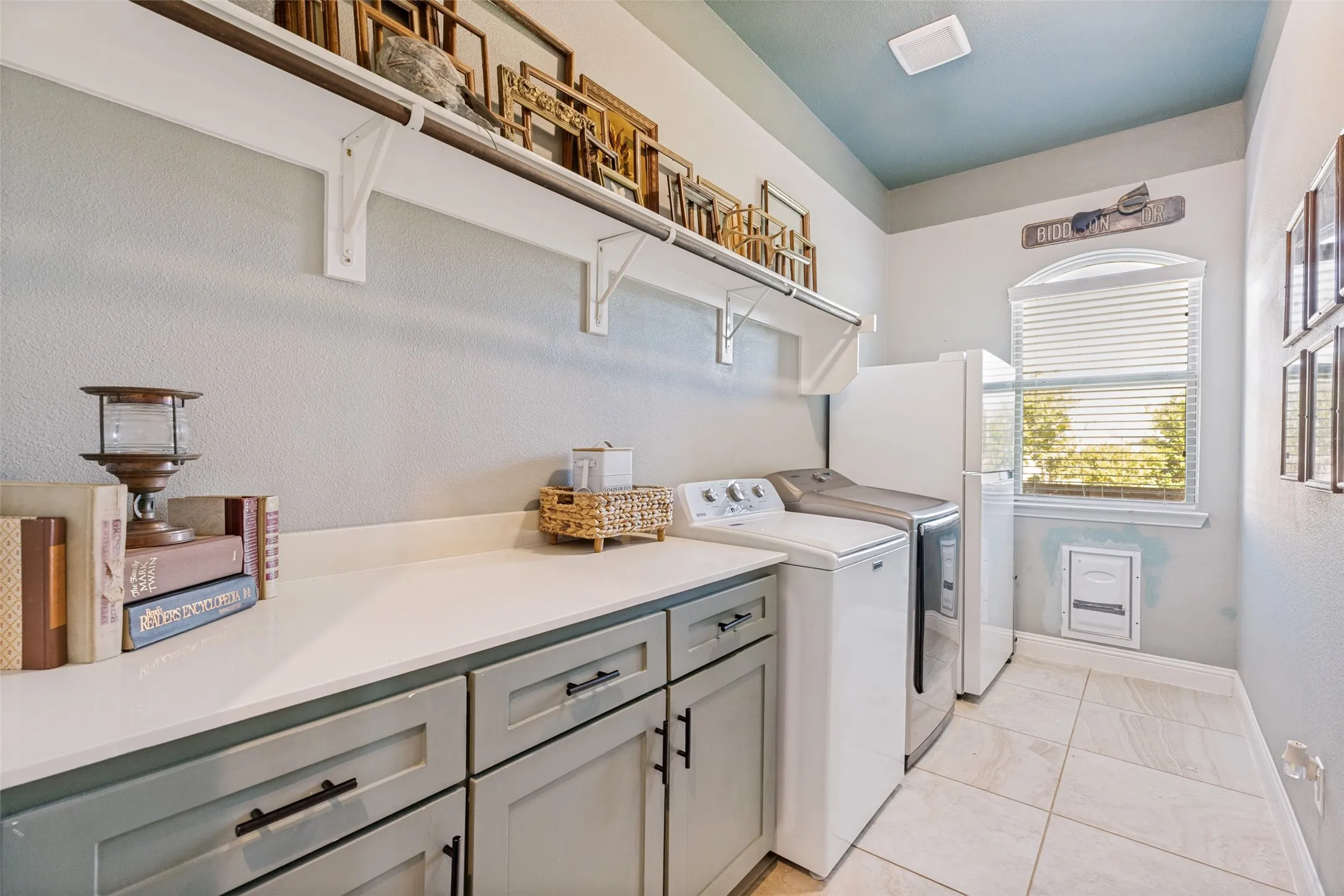 Single Family Residence For Sale in Grayson County , 1212 Karsten Ridge Pass, Gunter, Texas 75058, 5 Bedroom, 4 Bathroom, 3 Garage spaces, 4,279 Sqft, built in 2016, mls#21274551, Real Estate Agent in Gunter, Homes For Sale in Grayson county, Homes For Sale in Gunter, Realtor in Gunter Texas, Real Estate Brokerage Independent Realty Texas, Luminita Cordes Realtor