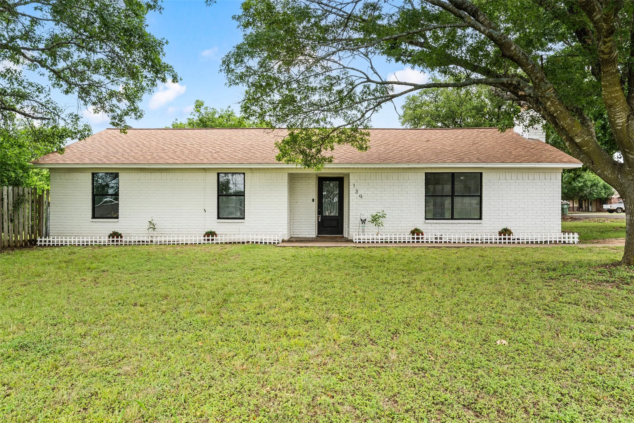Single Family Residence For Sale in Mc Lennan County , 139 Claire Newell Lane, Waco, Texas 76705, 3 Bedroom, 2 Bathroom, 2 Garage spaces, 1,568 Sqft, built in 1984, mls#21279500, Real Estate Agent in Waco, Homes For Sale in Mc Lennan county, Homes For Sale in Waco, Realtor in Waco Texas, Real Estate Brokerage Independent Realty Texas, Luminita Cordes Realtor