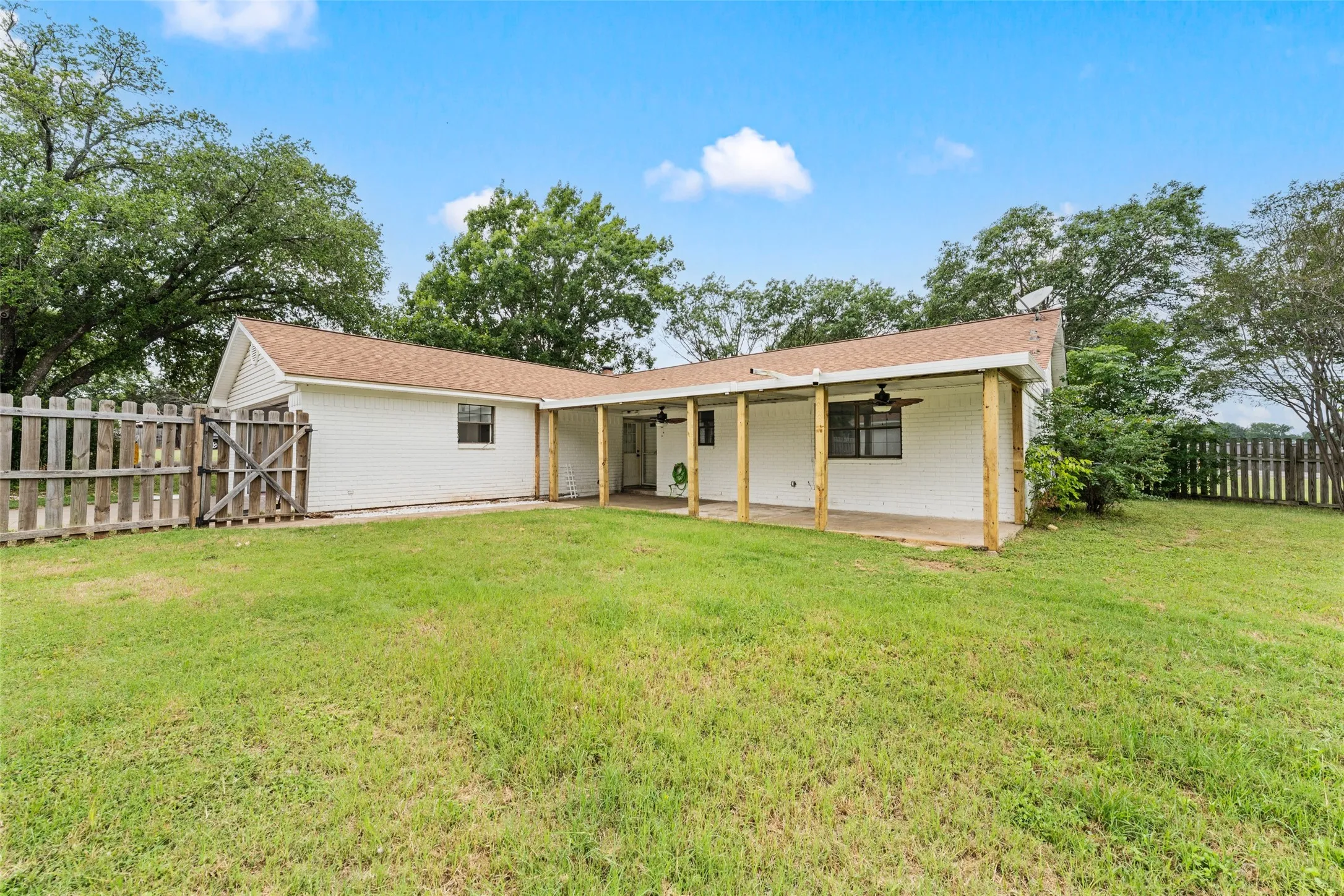 Single Family Residence For Sale in Mc Lennan County , 139 Claire Newell Lane, Waco, Texas 76705, 3 Bedroom, 2 Bathroom, 2 Garage spaces, 1,568 Sqft, built in 1984, mls#21279500, Real Estate Agent in Waco, Homes For Sale in Mc Lennan county, Homes For Sale in Waco, Realtor in Waco Texas, Real Estate Brokerage Independent Realty Texas, Luminita Cordes Realtor