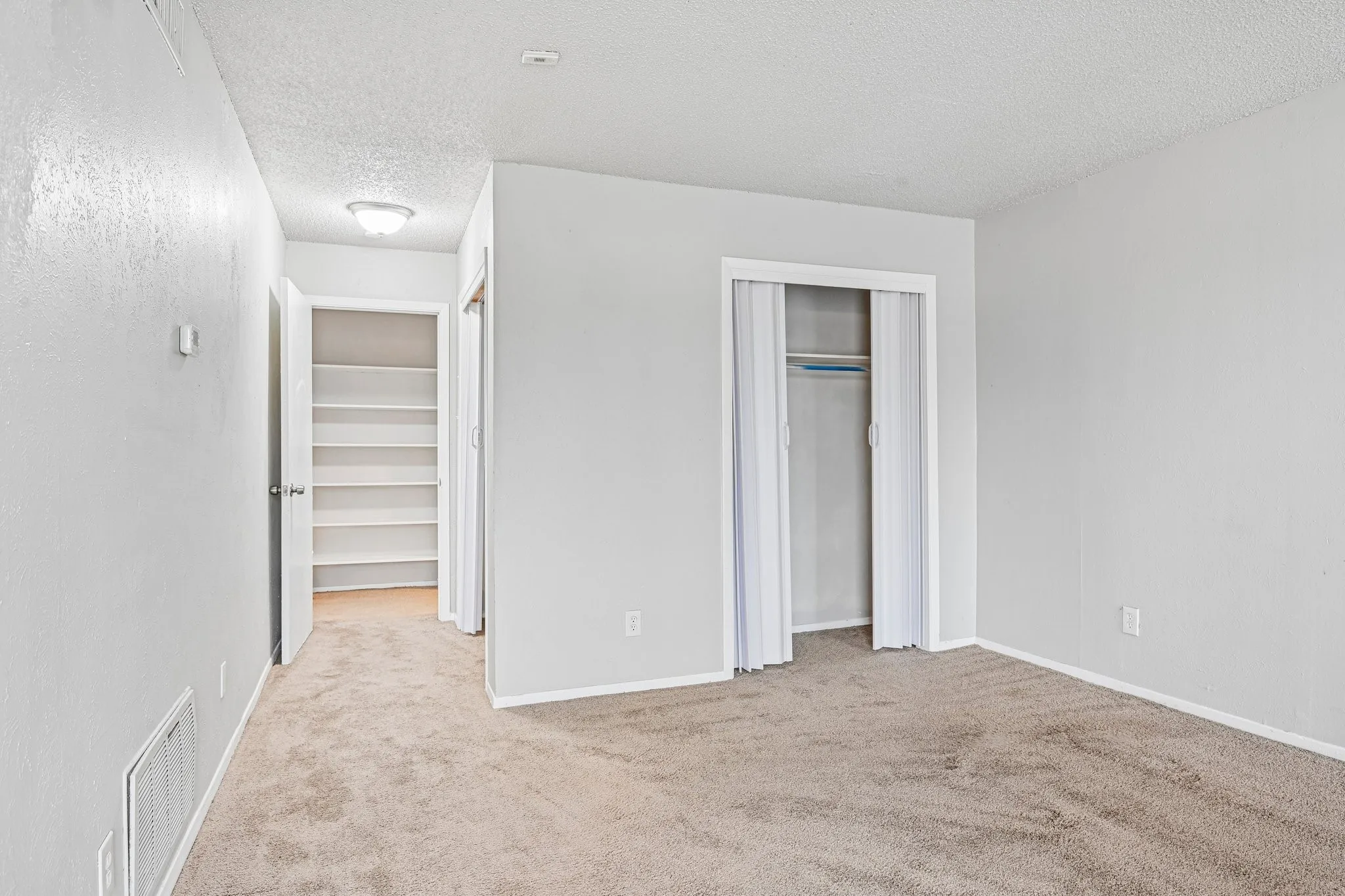 Condominium For Rent in Tarrant County , 5534 Boca Raton Boulevard 292, Fort Worth, Texas 76112, 2 Bedroom, 3 Bathroom, Garage spaces, 1,311 Sqft, built in 1972, mls#21279158, Real Estate Agent in Fort Worth, Homes For Rent in Tarrant county, Homes For Rent in Fort Worth, Realtor in Fort Worth Texas, Real Estate Brokerage Independent Realty Texas, Luminita Cordes Realtor