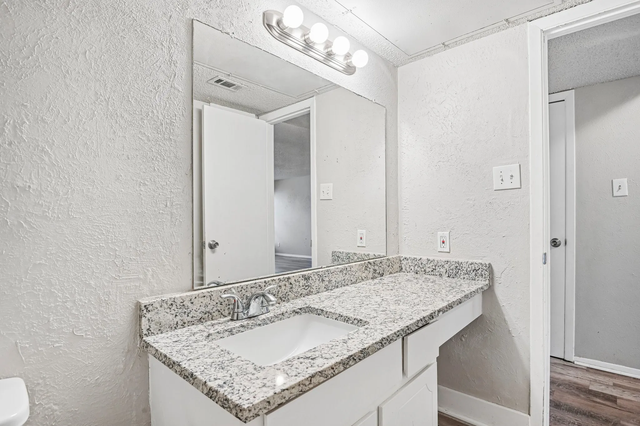Condominium For Rent in Tarrant County , 5534 Boca Raton Boulevard 292, Fort Worth, Texas 76112, 2 Bedroom, 3 Bathroom, Garage spaces, 1,311 Sqft, built in 1972, mls#21279158, Real Estate Agent in Fort Worth, Homes For Rent in Tarrant county, Homes For Rent in Fort Worth, Realtor in Fort Worth Texas, Real Estate Brokerage Independent Realty Texas, Luminita Cordes Realtor