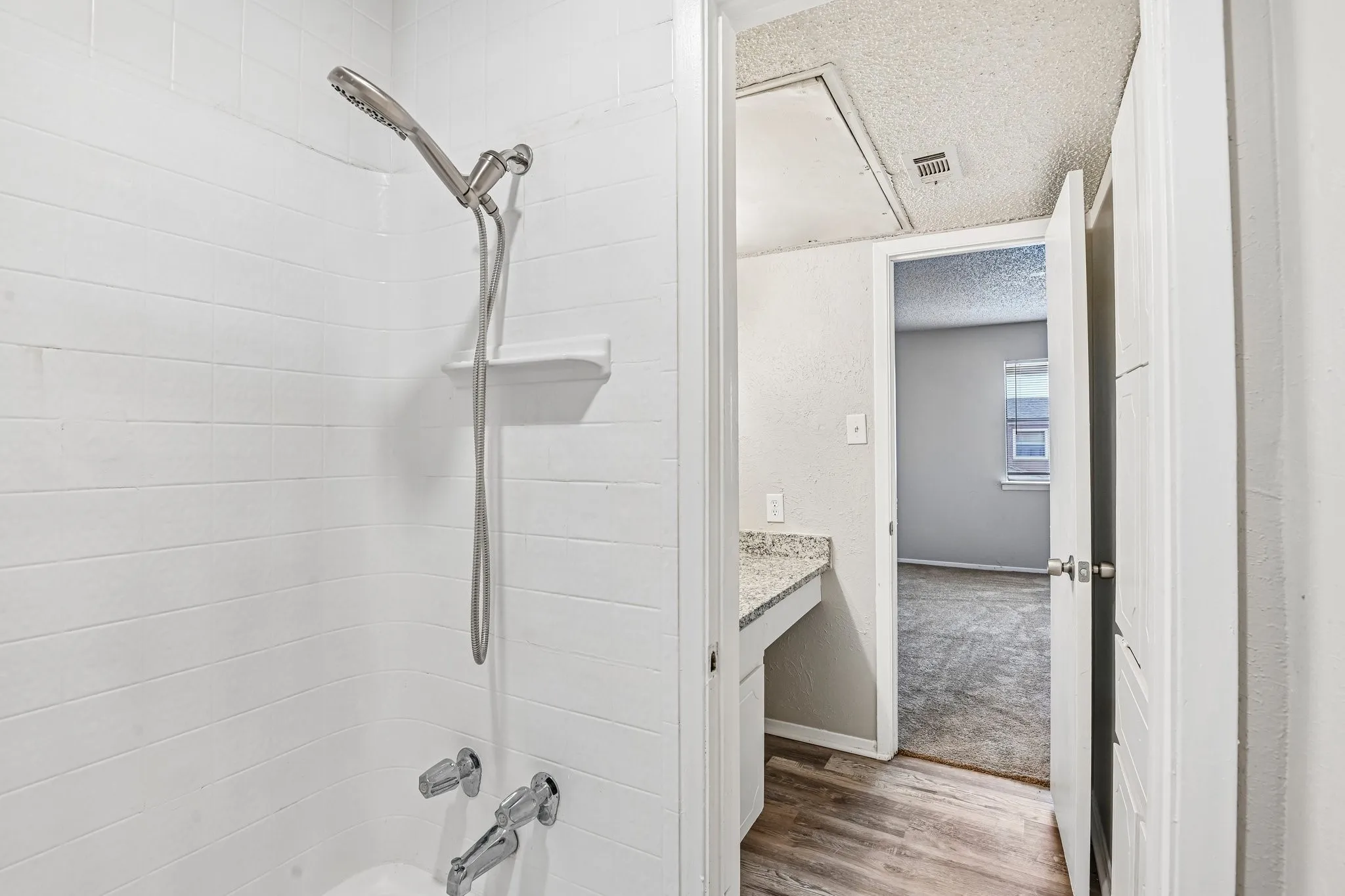 Condominium For Rent in Tarrant County , 5534 Boca Raton Boulevard 292, Fort Worth, Texas 76112, 2 Bedroom, 3 Bathroom, Garage spaces, 1,311 Sqft, built in 1972, mls#21279158, Real Estate Agent in Fort Worth, Homes For Rent in Tarrant county, Homes For Rent in Fort Worth, Realtor in Fort Worth Texas, Real Estate Brokerage Independent Realty Texas, Luminita Cordes Realtor