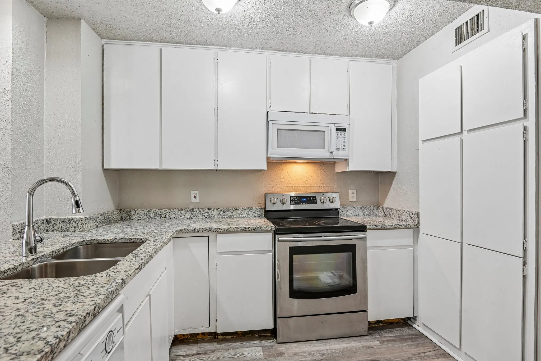 Condominium For Rent in Tarrant County , 5534 Boca Raton Boulevard 292, Fort Worth, Texas 76112, 2 Bedroom, 3 Bathroom, Garage spaces, 1,311 Sqft, built in 1972, mls#21279158, Real Estate Agent in Fort Worth, Homes For Rent in Tarrant county, Homes For Rent in Fort Worth, Realtor in Fort Worth Texas, Real Estate Brokerage Independent Realty Texas, Luminita Cordes Realtor