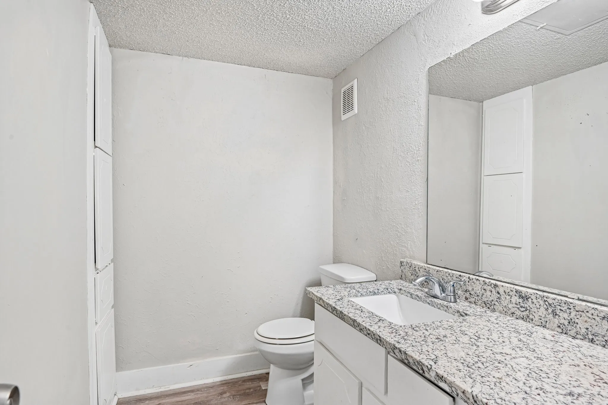 Condominium For Rent in Tarrant County , 5534 Boca Raton Boulevard 292, Fort Worth, Texas 76112, 2 Bedroom, 3 Bathroom, Garage spaces, 1,311 Sqft, built in 1972, mls#21279158, Real Estate Agent in Fort Worth, Homes For Rent in Tarrant county, Homes For Rent in Fort Worth, Realtor in Fort Worth Texas, Real Estate Brokerage Independent Realty Texas, Luminita Cordes Realtor