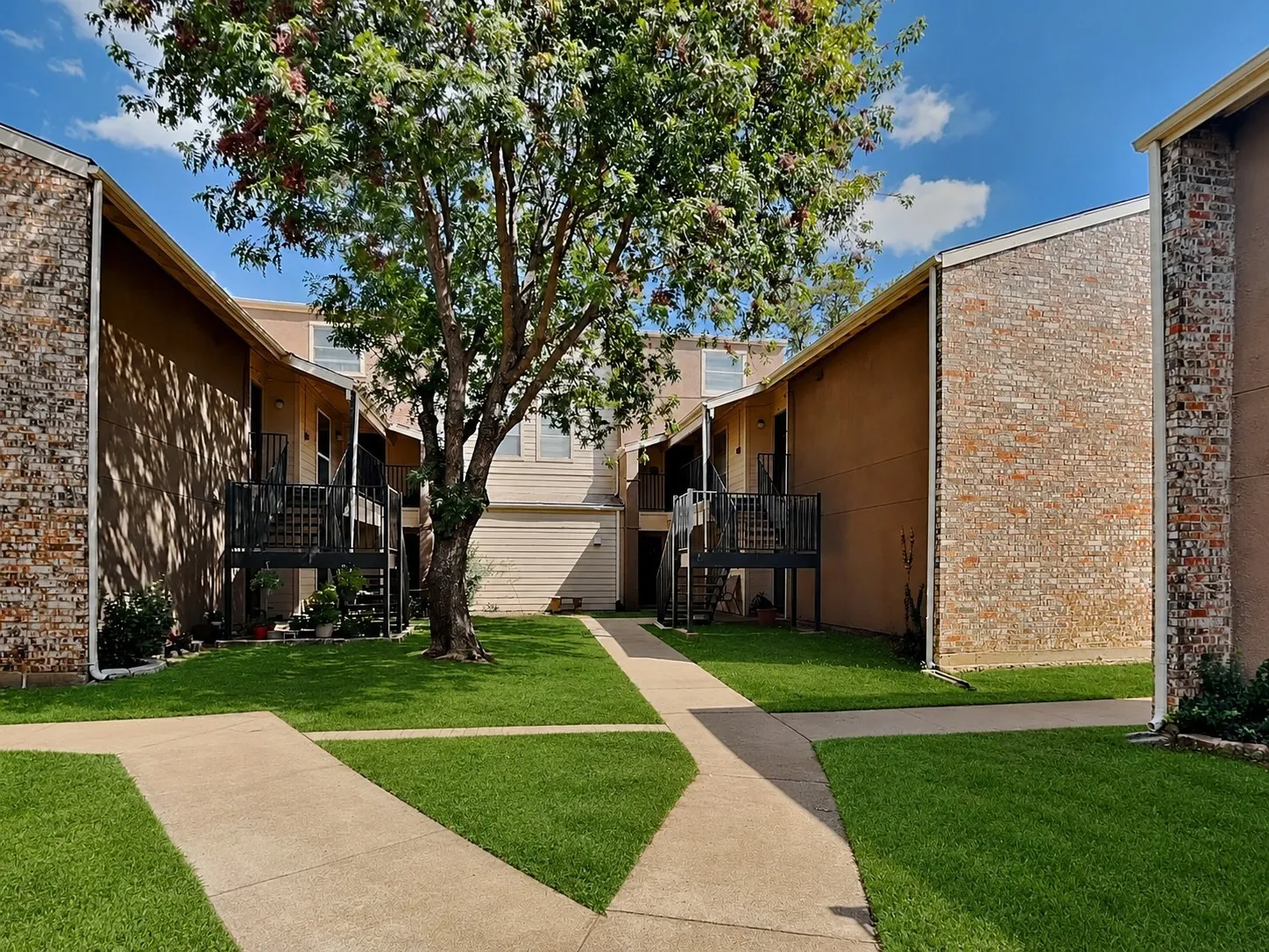 Condominium For Rent in Tarrant County , 5534 Boca Raton Boulevard 292, Fort Worth, Texas 76112, 2 Bedroom, 3 Bathroom, Garage spaces, 1,311 Sqft, built in 1972, mls#21279158, Real Estate Agent in Fort Worth, Homes For Rent in Tarrant county, Homes For Rent in Fort Worth, Realtor in Fort Worth Texas, Real Estate Brokerage Independent Realty Texas, Luminita Cordes Realtor