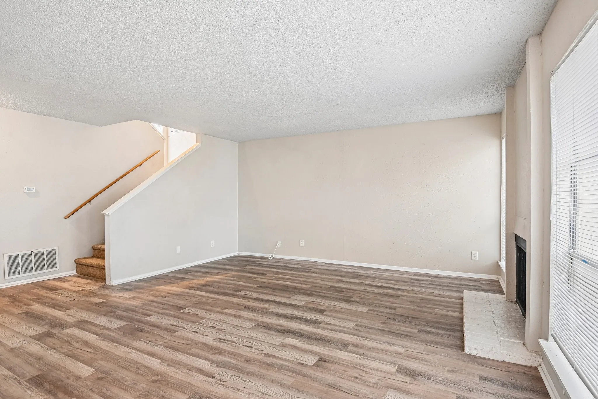 Condominium For Rent in Tarrant County , 5534 Boca Raton Boulevard 292, Fort Worth, Texas 76112, 2 Bedroom, 3 Bathroom, Garage spaces, 1,311 Sqft, built in 1972, mls#21279158, Real Estate Agent in Fort Worth, Homes For Rent in Tarrant county, Homes For Rent in Fort Worth, Realtor in Fort Worth Texas, Real Estate Brokerage Independent Realty Texas, Luminita Cordes Realtor