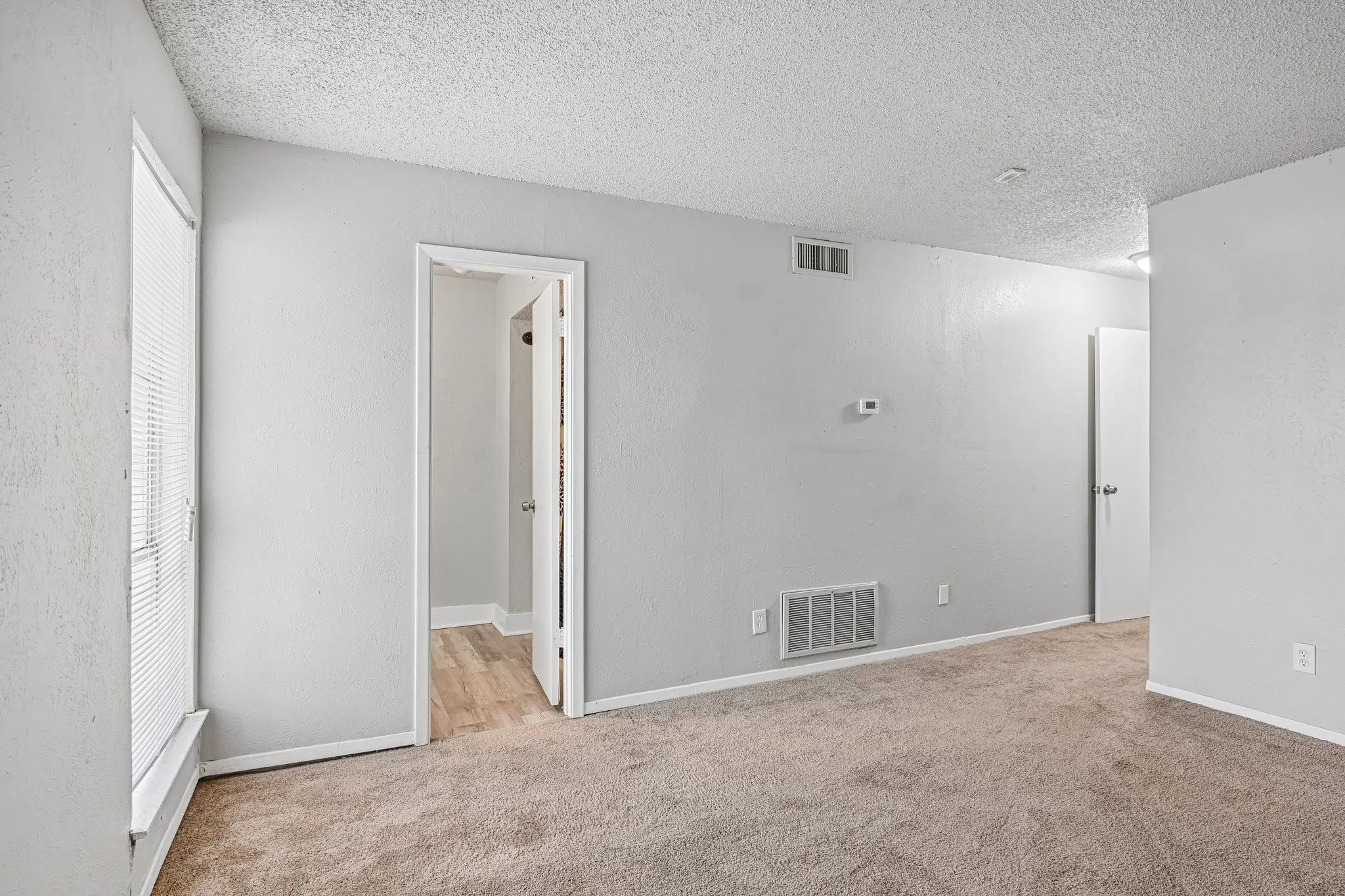 Condominium For Rent in Tarrant County , 5534 Boca Raton Boulevard 292, Fort Worth, Texas 76112, 2 Bedroom, 3 Bathroom, Garage spaces, 1,311 Sqft, built in 1972, mls#21279158, Real Estate Agent in Fort Worth, Homes For Rent in Tarrant county, Homes For Rent in Fort Worth, Realtor in Fort Worth Texas, Real Estate Brokerage Independent Realty Texas, Luminita Cordes Realtor