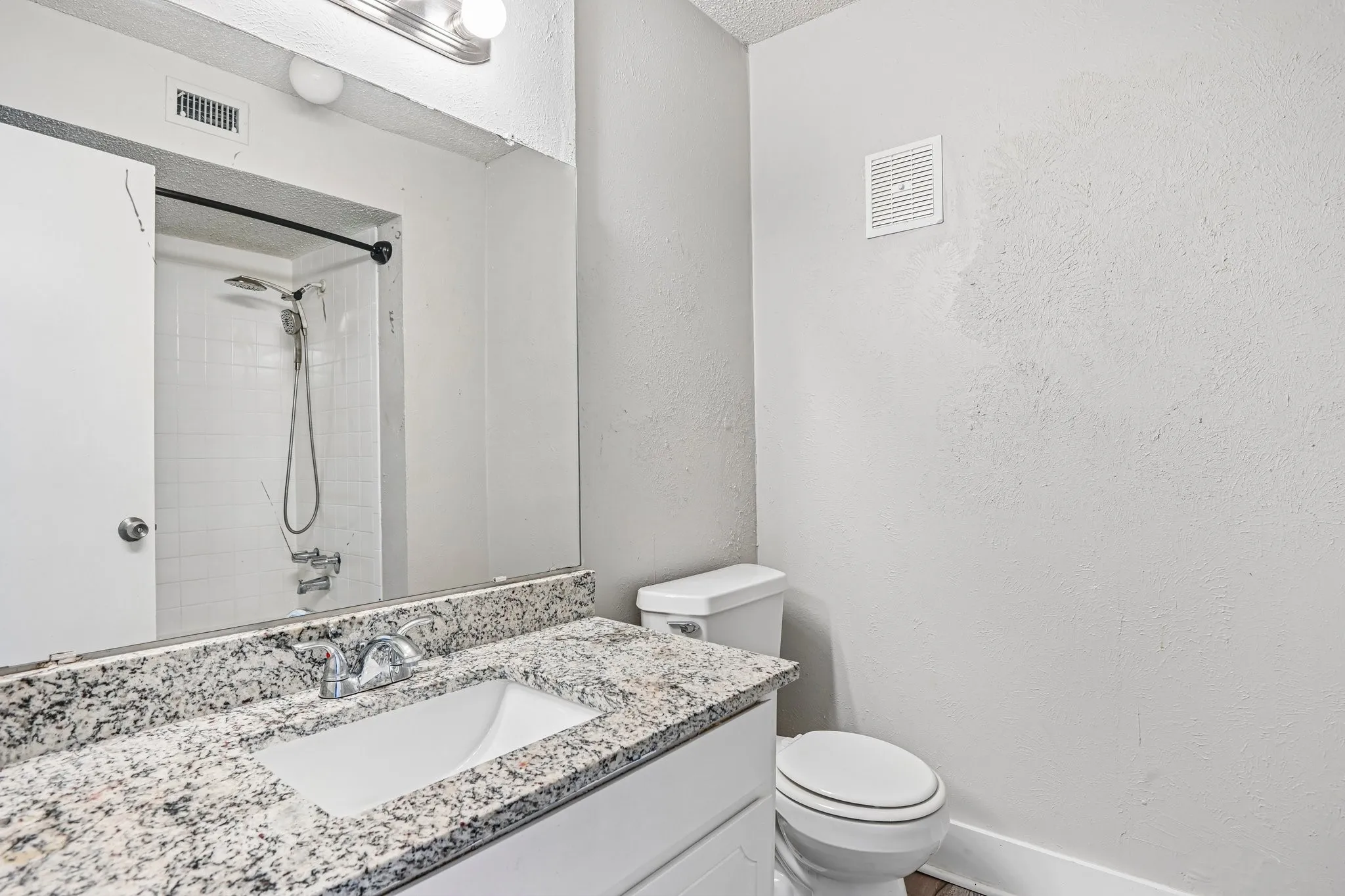 Condominium For Rent in Tarrant County , 5534 Boca Raton Boulevard 292, Fort Worth, Texas 76112, 2 Bedroom, 3 Bathroom, Garage spaces, 1,311 Sqft, built in 1972, mls#21279158, Real Estate Agent in Fort Worth, Homes For Rent in Tarrant county, Homes For Rent in Fort Worth, Realtor in Fort Worth Texas, Real Estate Brokerage Independent Realty Texas, Luminita Cordes Realtor