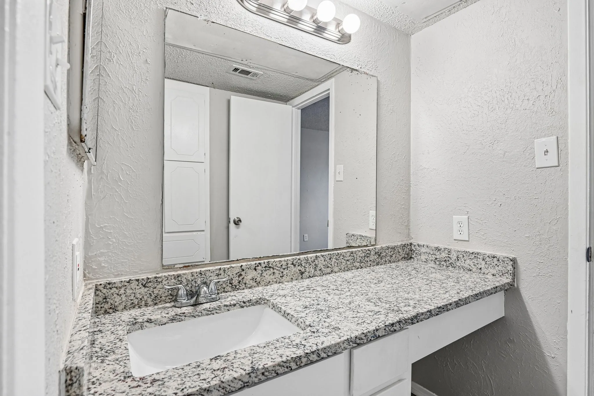 Condominium For Rent in Tarrant County , 5534 Boca Raton Boulevard 292, Fort Worth, Texas 76112, 2 Bedroom, 3 Bathroom, Garage spaces, 1,311 Sqft, built in 1972, mls#21279158, Real Estate Agent in Fort Worth, Homes For Rent in Tarrant county, Homes For Rent in Fort Worth, Realtor in Fort Worth Texas, Real Estate Brokerage Independent Realty Texas, Luminita Cordes Realtor