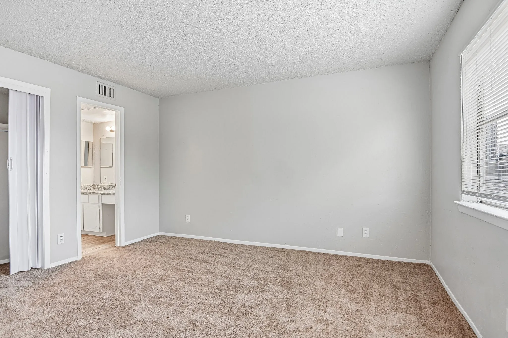 Condominium For Rent in Tarrant County , 5534 Boca Raton Boulevard 292, Fort Worth, Texas 76112, 2 Bedroom, 3 Bathroom, Garage spaces, 1,311 Sqft, built in 1972, mls#21279158, Real Estate Agent in Fort Worth, Homes For Rent in Tarrant county, Homes For Rent in Fort Worth, Realtor in Fort Worth Texas, Real Estate Brokerage Independent Realty Texas, Luminita Cordes Realtor