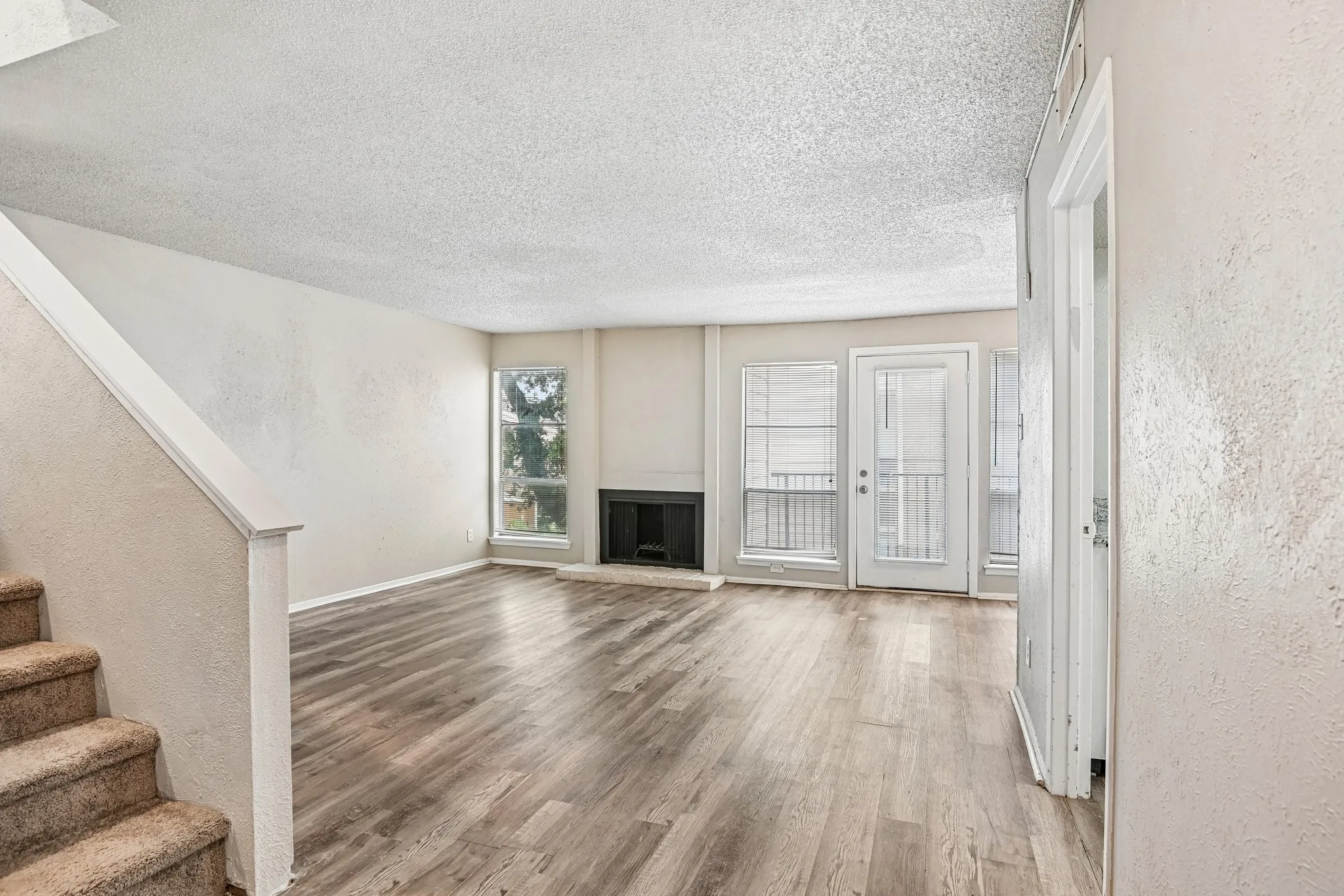 Condominium For Rent in Tarrant County , 5534 Boca Raton Boulevard 292, Fort Worth, Texas 76112, 2 Bedroom, 3 Bathroom, Garage spaces, 1,311 Sqft, built in 1972, mls#21279158, Real Estate Agent in Fort Worth, Homes For Rent in Tarrant county, Homes For Rent in Fort Worth, Realtor in Fort Worth Texas, Real Estate Brokerage Independent Realty Texas, Luminita Cordes Realtor