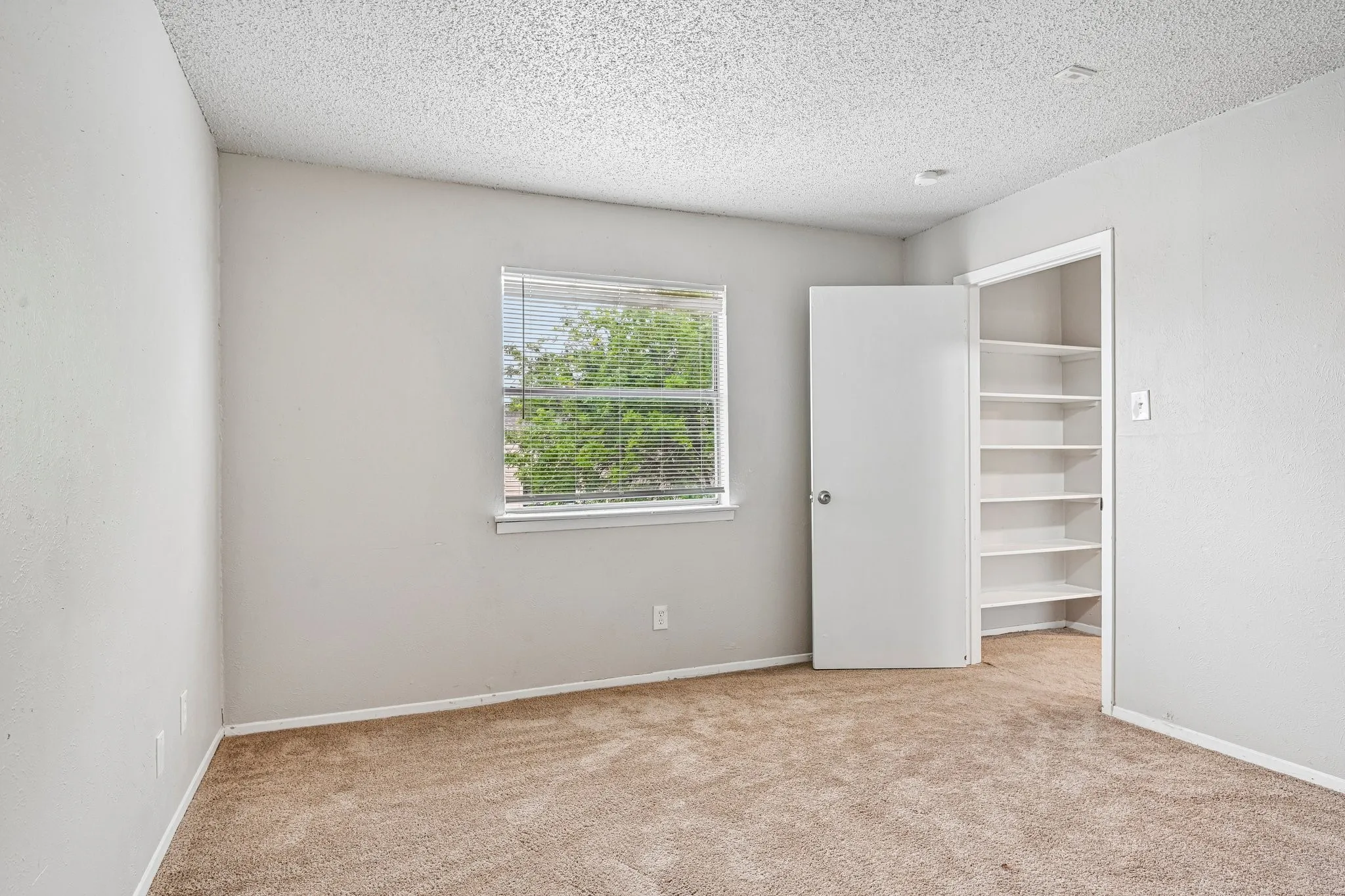 Condominium For Rent in Tarrant County , 5534 Boca Raton Boulevard 292, Fort Worth, Texas 76112, 2 Bedroom, 3 Bathroom, Garage spaces, 1,311 Sqft, built in 1972, mls#21279158, Real Estate Agent in Fort Worth, Homes For Rent in Tarrant county, Homes For Rent in Fort Worth, Realtor in Fort Worth Texas, Real Estate Brokerage Independent Realty Texas, Luminita Cordes Realtor