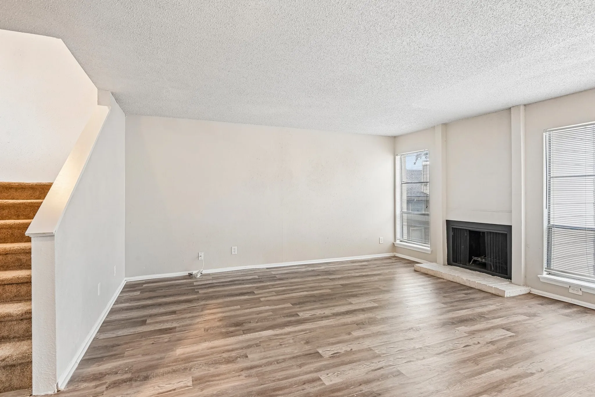 Condominium For Rent in Tarrant County , 5534 Boca Raton Boulevard 292, Fort Worth, Texas 76112, 2 Bedroom, 3 Bathroom, Garage spaces, 1,311 Sqft, built in 1972, mls#21279158, Real Estate Agent in Fort Worth, Homes For Rent in Tarrant county, Homes For Rent in Fort Worth, Realtor in Fort Worth Texas, Real Estate Brokerage Independent Realty Texas, Luminita Cordes Realtor