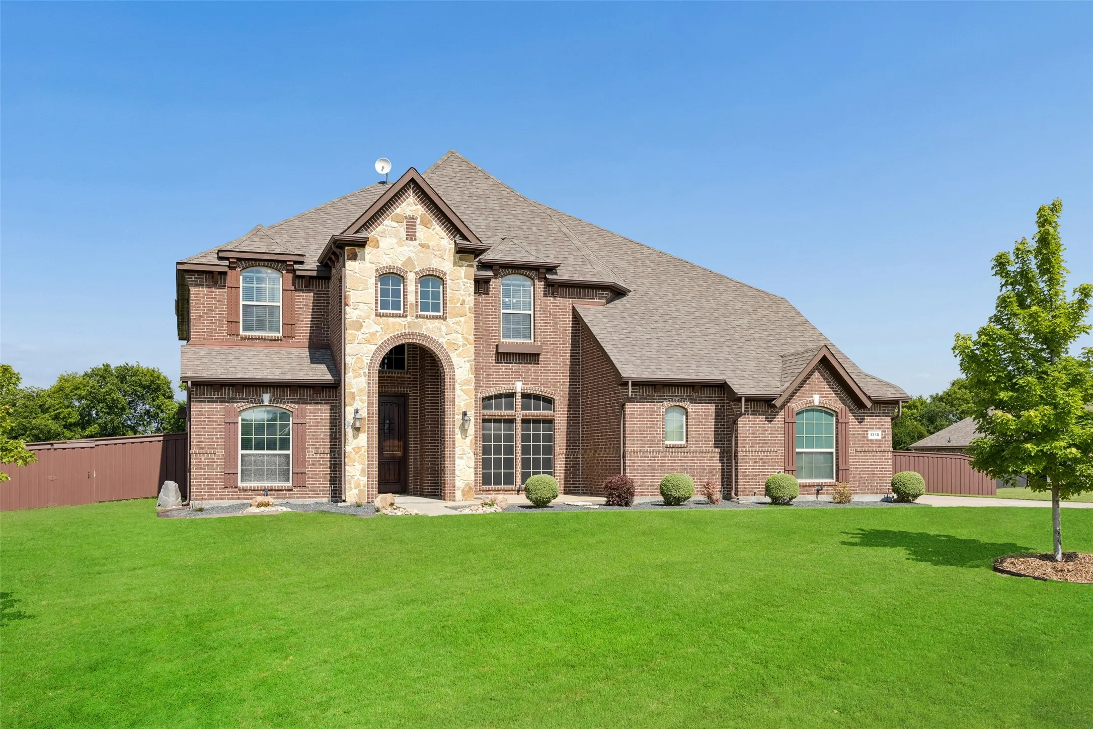 Single Family Residence For Sale in Ellis County , 1310 Billingsley Drive, Waxahachie, Texas 75167, 5 Bedroom, 4 Bathroom, 3 Garage spaces, 3,984 Sqft, built in 2017, mls#21277974, Real Estate Agent in Waxahachie, Homes For Sale in Ellis county, Homes For Sale in Waxahachie, Realtor in Waxahachie Texas, Real Estate Brokerage Independent Realty Texas, Luminita Cordes Realtor