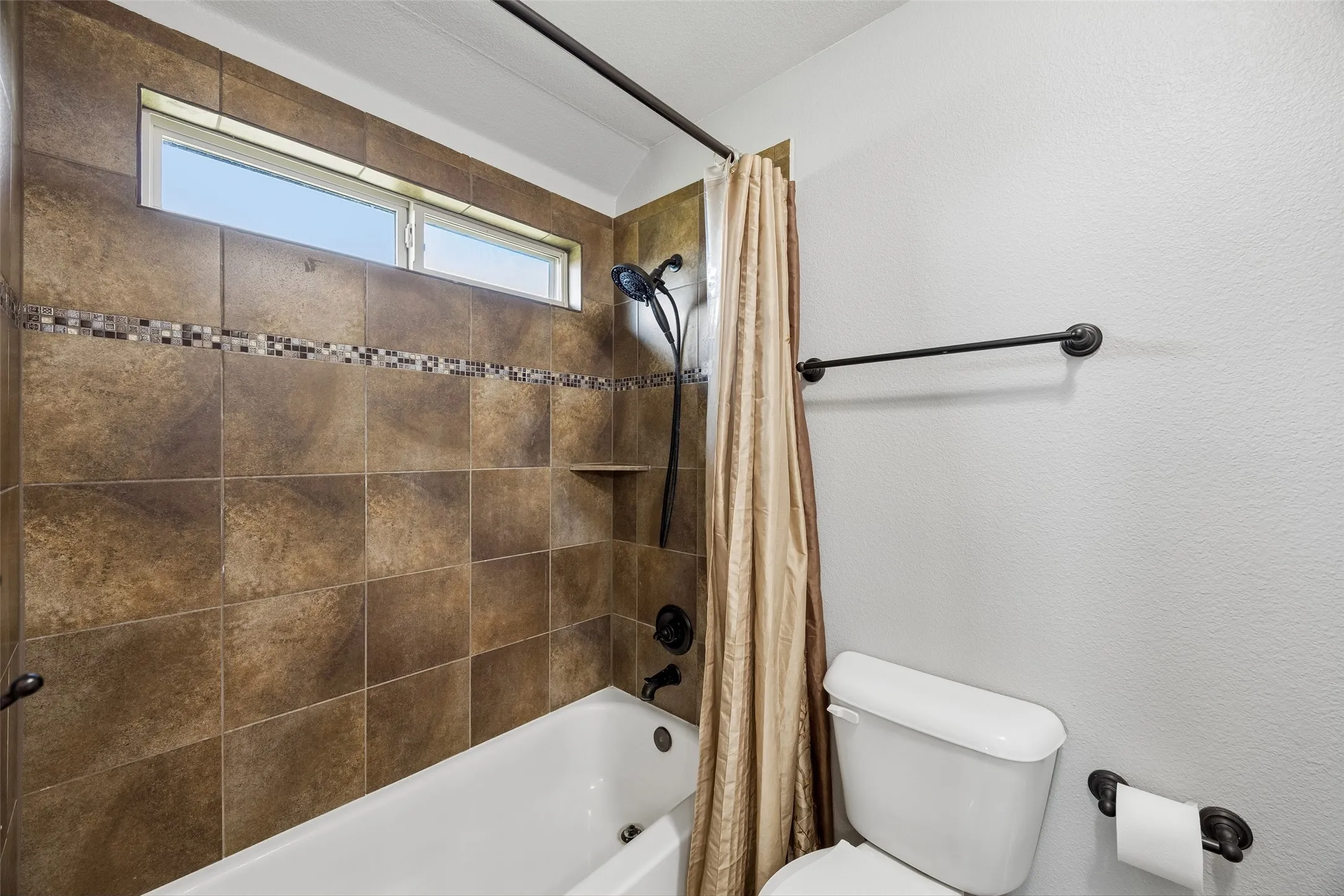 Single Family Residence For Sale in Ellis County , 1310 Billingsley Drive, Waxahachie, Texas 75167, 5 Bedroom, 4 Bathroom, 3 Garage spaces, 3,984 Sqft, built in 2017, mls#21277974, Real Estate Agent in Waxahachie, Homes For Sale in Ellis county, Homes For Sale in Waxahachie, Realtor in Waxahachie Texas, Real Estate Brokerage Independent Realty Texas, Luminita Cordes Realtor