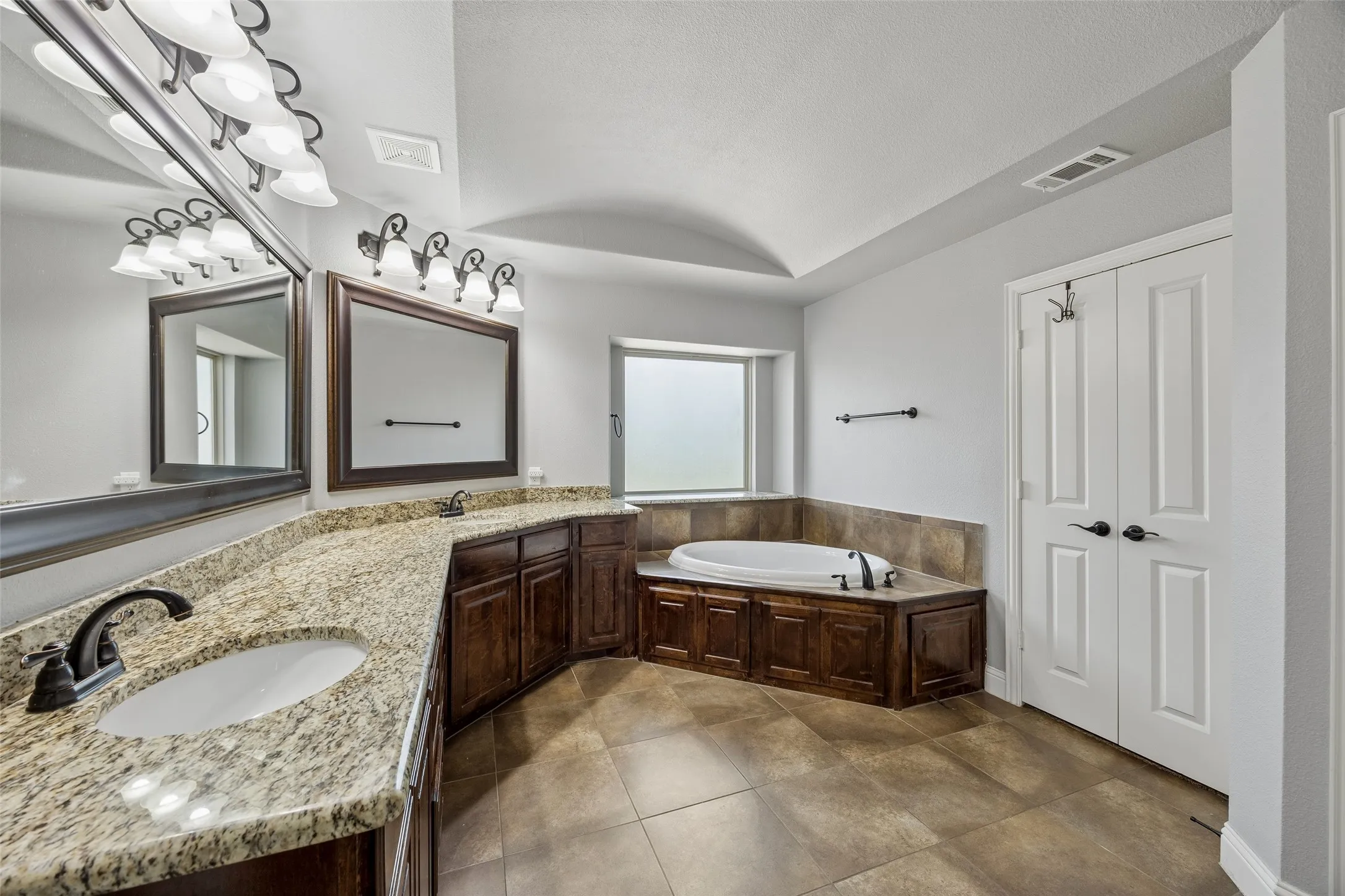 Single Family Residence For Sale in Ellis County , 1310 Billingsley Drive, Waxahachie, Texas 75167, 5 Bedroom, 4 Bathroom, 3 Garage spaces, 3,984 Sqft, built in 2017, mls#21277974, Real Estate Agent in Waxahachie, Homes For Sale in Ellis county, Homes For Sale in Waxahachie, Realtor in Waxahachie Texas, Real Estate Brokerage Independent Realty Texas, Luminita Cordes Realtor