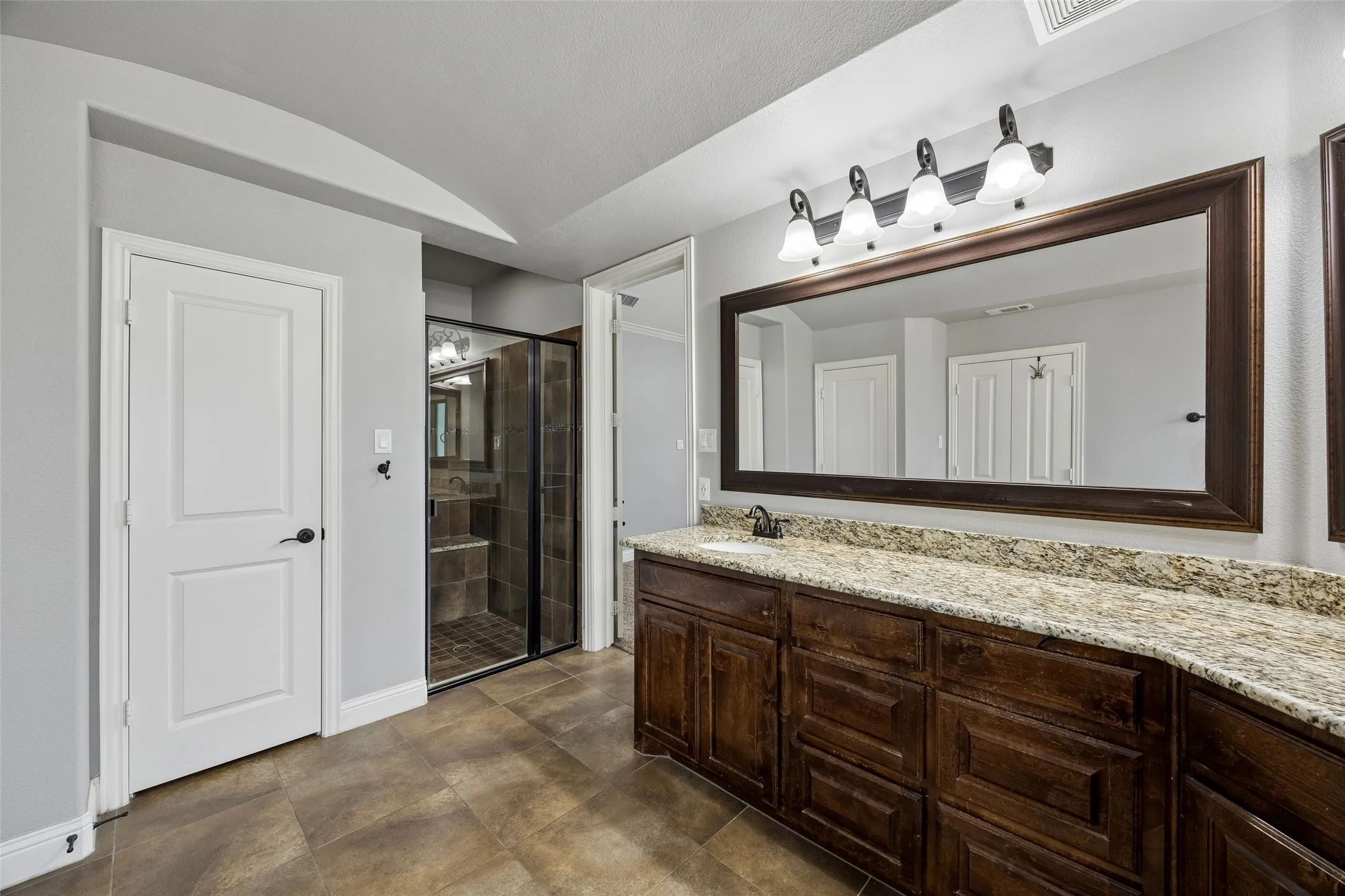 Single Family Residence For Sale in Ellis County , 1310 Billingsley Drive, Waxahachie, Texas 75167, 5 Bedroom, 4 Bathroom, 3 Garage spaces, 3,984 Sqft, built in 2017, mls#21277974, Real Estate Agent in Waxahachie, Homes For Sale in Ellis county, Homes For Sale in Waxahachie, Realtor in Waxahachie Texas, Real Estate Brokerage Independent Realty Texas, Luminita Cordes Realtor