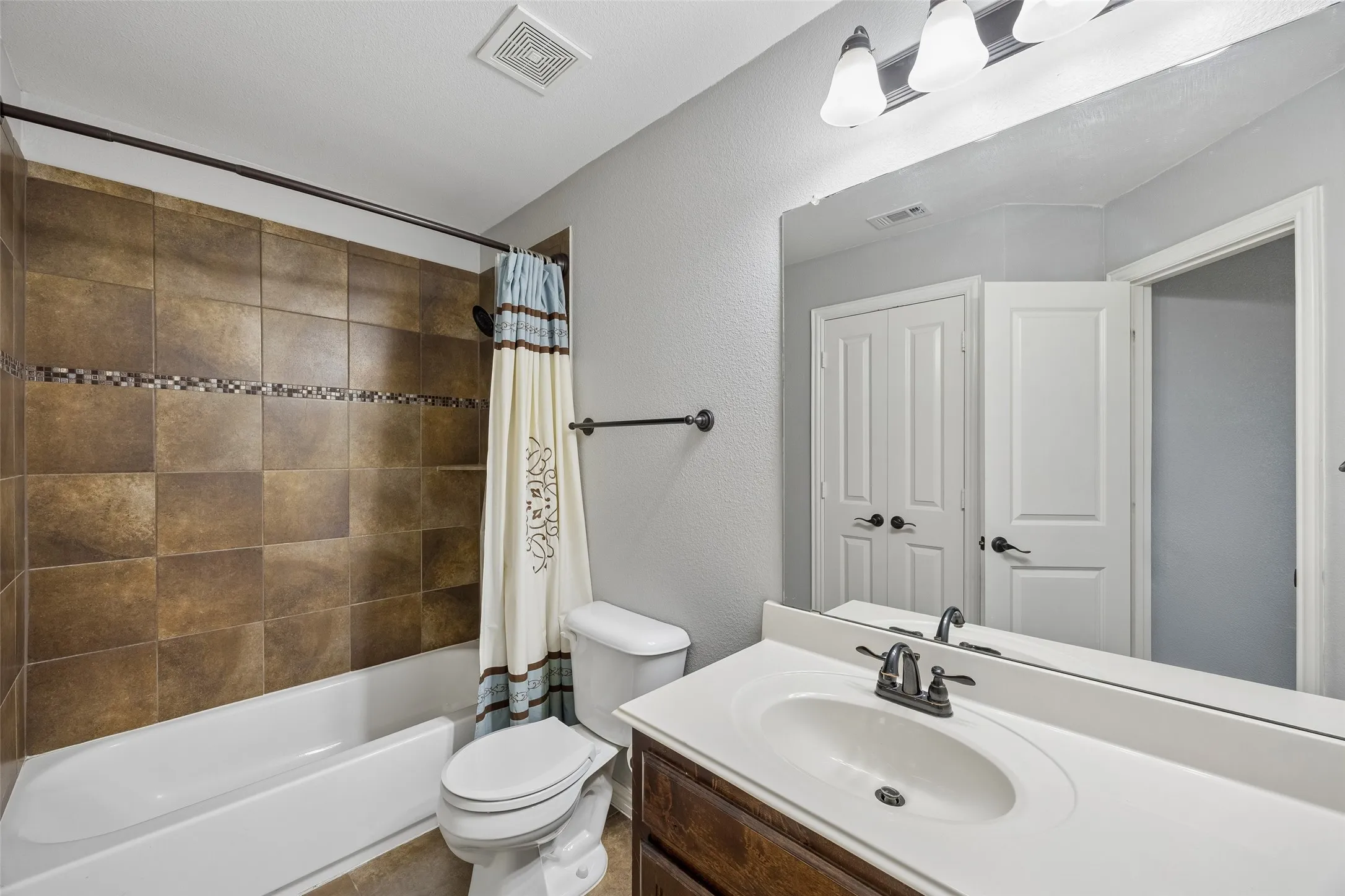 Single Family Residence For Sale in Ellis County , 1310 Billingsley Drive, Waxahachie, Texas 75167, 5 Bedroom, 4 Bathroom, 3 Garage spaces, 3,984 Sqft, built in 2017, mls#21277974, Real Estate Agent in Waxahachie, Homes For Sale in Ellis county, Homes For Sale in Waxahachie, Realtor in Waxahachie Texas, Real Estate Brokerage Independent Realty Texas, Luminita Cordes Realtor