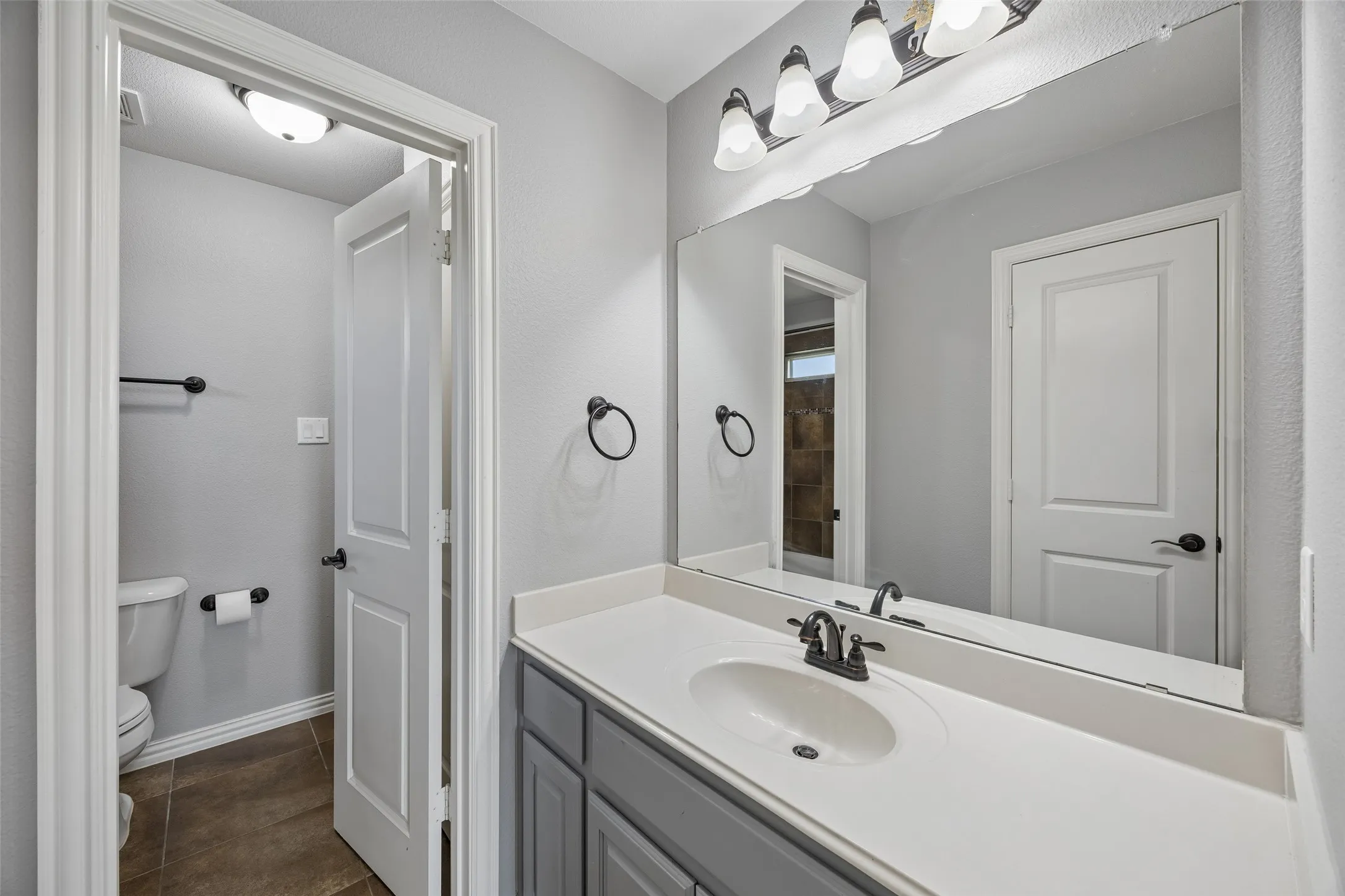 Single Family Residence For Sale in Ellis County , 1310 Billingsley Drive, Waxahachie, Texas 75167, 5 Bedroom, 4 Bathroom, 3 Garage spaces, 3,984 Sqft, built in 2017, mls#21277974, Real Estate Agent in Waxahachie, Homes For Sale in Ellis county, Homes For Sale in Waxahachie, Realtor in Waxahachie Texas, Real Estate Brokerage Independent Realty Texas, Luminita Cordes Realtor