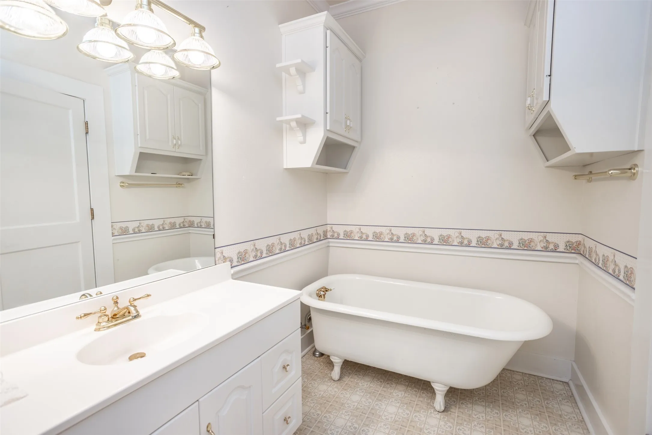 Single Family Residence For Sale in Cooke County , 206 Ritchey Street, Gainesville, Texas 76240, 3 Bedroom, 2 Bathroom, 2 Garage spaces, 1,680 Sqft, built in 1950, mls#21279549, Real Estate Agent in Gainesville, Homes For Sale in Cooke county, Homes For Sale in Gainesville, Realtor in Gainesville Texas, Real Estate Brokerage Independent Realty Texas, Luminita Cordes Realtor