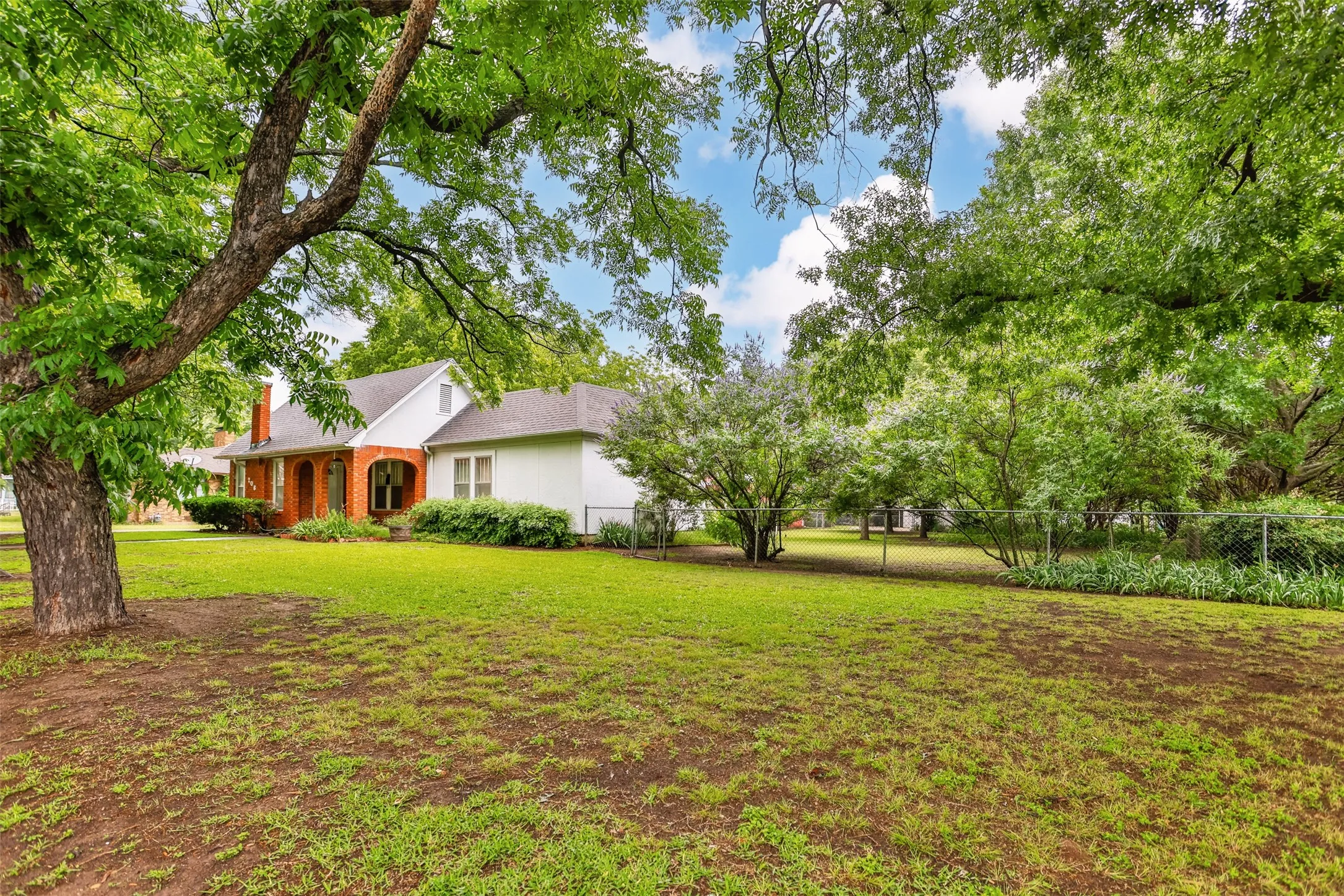 Single Family Residence For Sale in Cooke County , 206 Ritchey Street, Gainesville, Texas 76240, 3 Bedroom, 2 Bathroom, 2 Garage spaces, 1,680 Sqft, built in 1950, mls#21279549, Real Estate Agent in Gainesville, Homes For Sale in Cooke county, Homes For Sale in Gainesville, Realtor in Gainesville Texas, Real Estate Brokerage Independent Realty Texas, Luminita Cordes Realtor