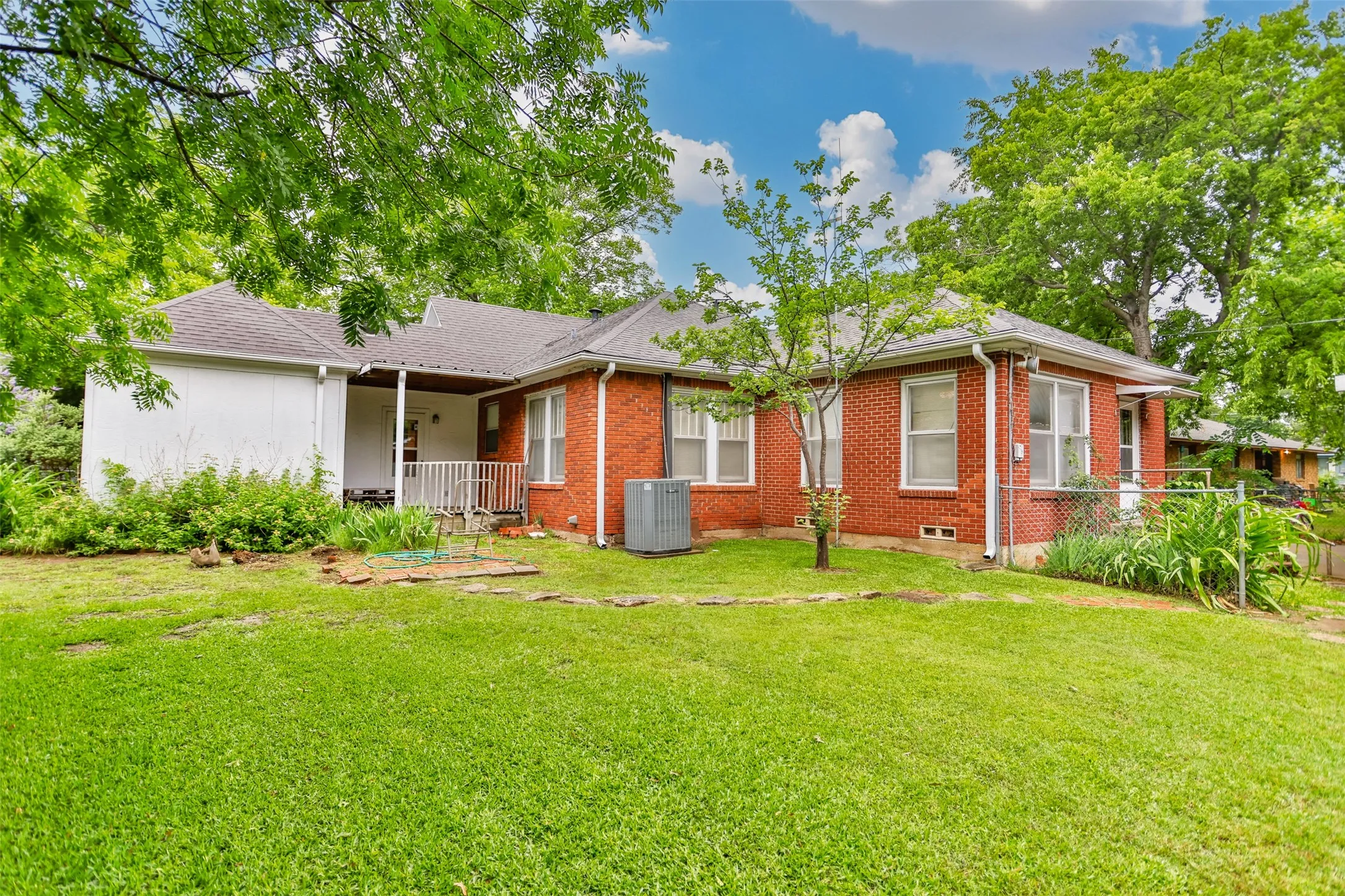 Single Family Residence For Sale in Cooke County , 206 Ritchey Street, Gainesville, Texas 76240, 3 Bedroom, 2 Bathroom, 2 Garage spaces, 1,680 Sqft, built in 1950, mls#21279549, Real Estate Agent in Gainesville, Homes For Sale in Cooke county, Homes For Sale in Gainesville, Realtor in Gainesville Texas, Real Estate Brokerage Independent Realty Texas, Luminita Cordes Realtor