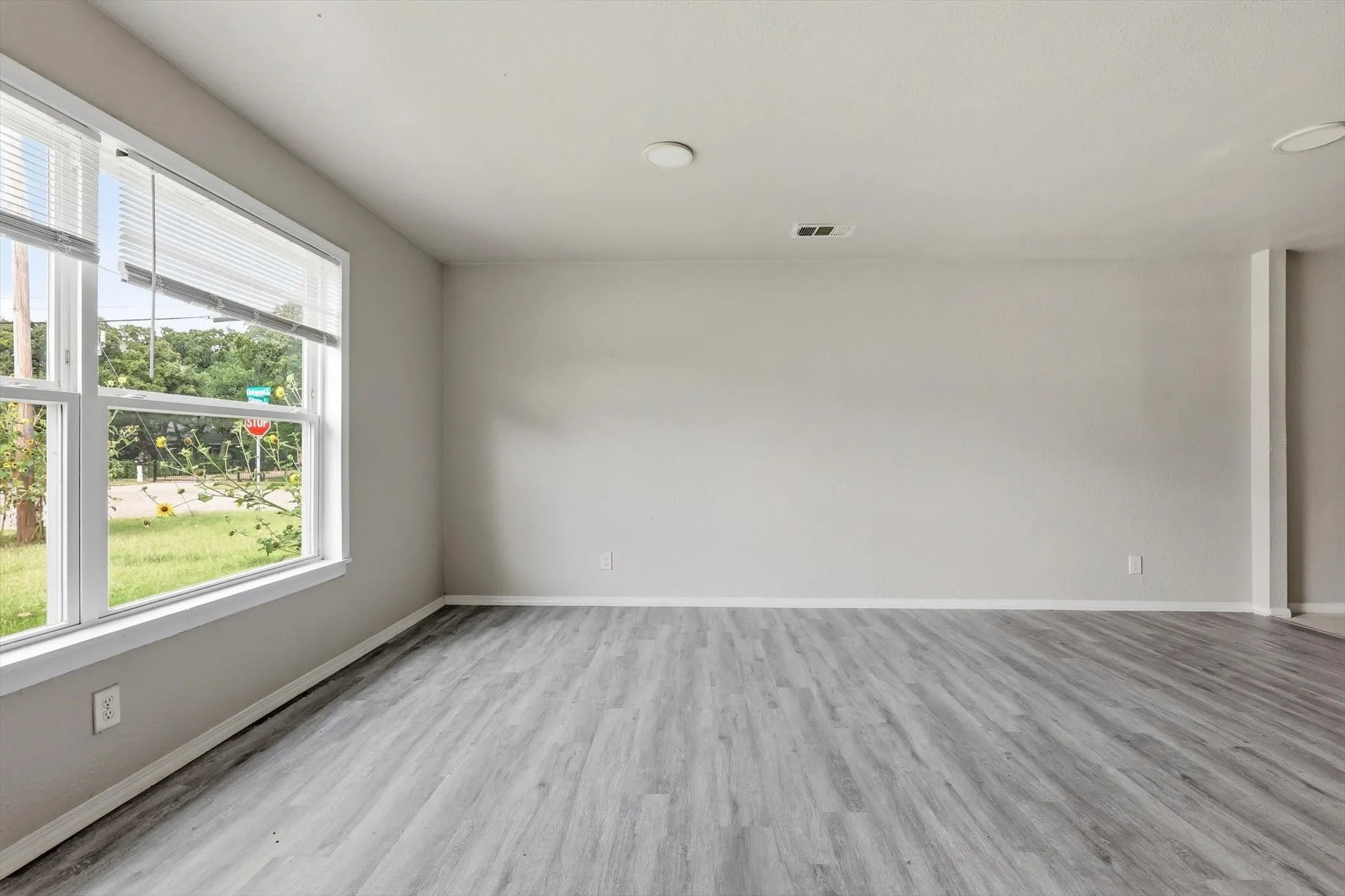 Single Family Residence For Sale in Dallas County , 1310 Stone Drive, Irving, Texas 75061, 4 Bedrooms, 2 Bathrooms, Garage spaces, 1,220 Sqft, built in 1952, Price $314,999, mls#21279645, Real Estate Agent in Irving, Homes For Sale in Dallas county, Homes For Sale in Irving, Realtor in Irving Texas, Real Estate Brokerage Independent Realty Texas, Luminita Cordes Realtor