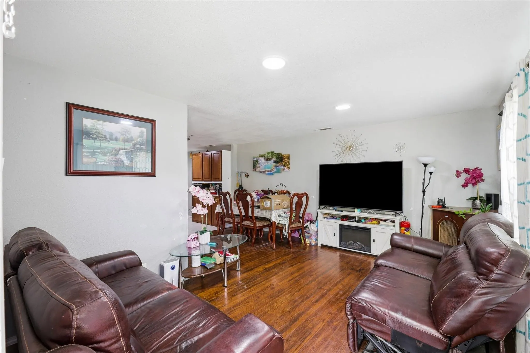 Single Family Residence For Sale in Dallas County , 1310 Stone Drive, Irving, Texas 75061, 4 Bedrooms, 2 Bathrooms, Garage spaces, 1,220 Sqft, built in 1952, Price $314,999, mls#21279645, Real Estate Agent in Irving, Homes For Sale in Dallas county, Homes For Sale in Irving, Realtor in Irving Texas, Real Estate Brokerage Independent Realty Texas, Luminita Cordes Realtor