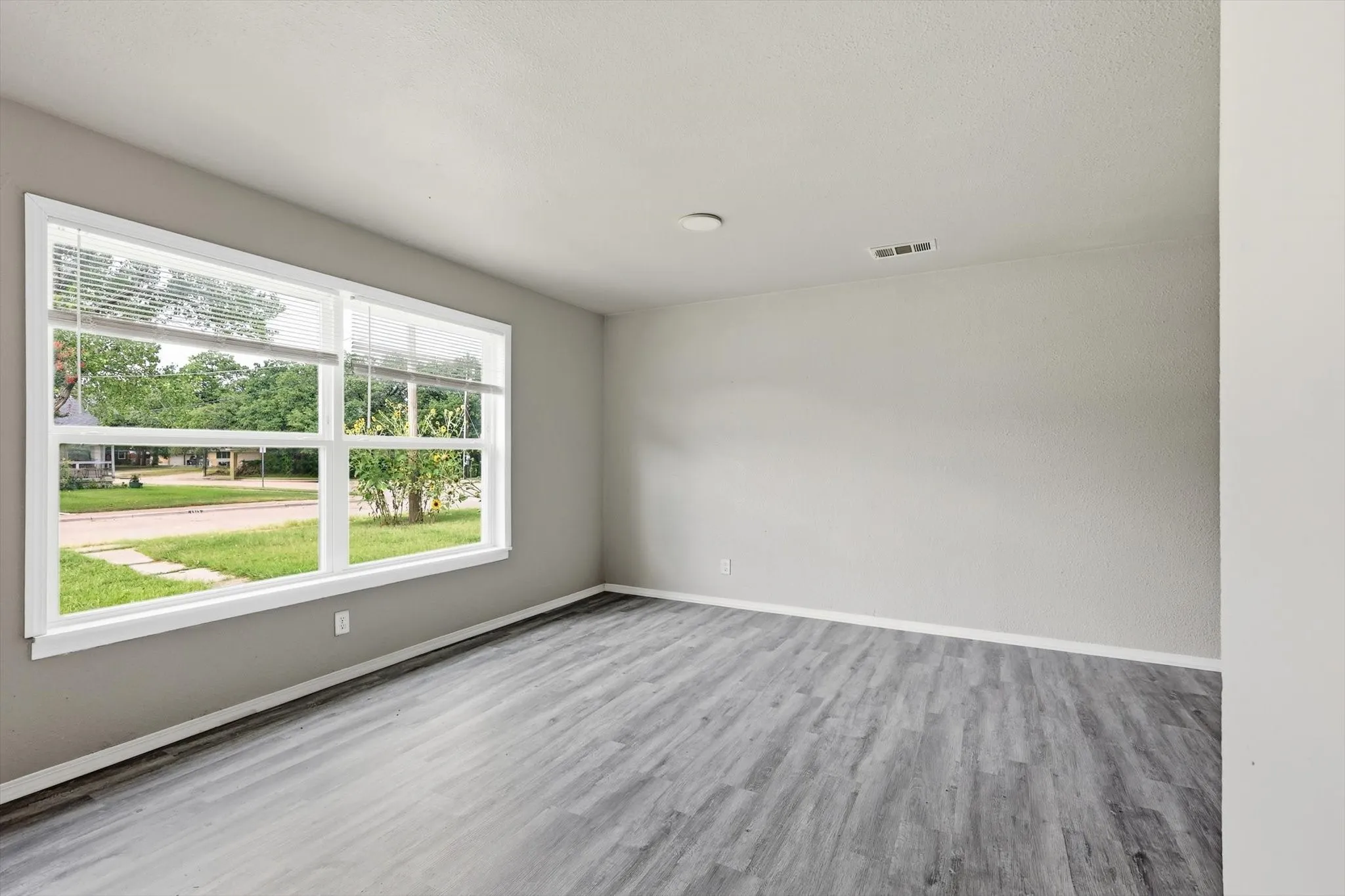 Single Family Residence For Sale in Dallas County , 1310 Stone Drive, Irving, Texas 75061, 4 Bedrooms, 2 Bathrooms, Garage spaces, 1,220 Sqft, built in 1952, Price $314,999, mls#21279645, Real Estate Agent in Irving, Homes For Sale in Dallas county, Homes For Sale in Irving, Realtor in Irving Texas, Real Estate Brokerage Independent Realty Texas, Luminita Cordes Realtor