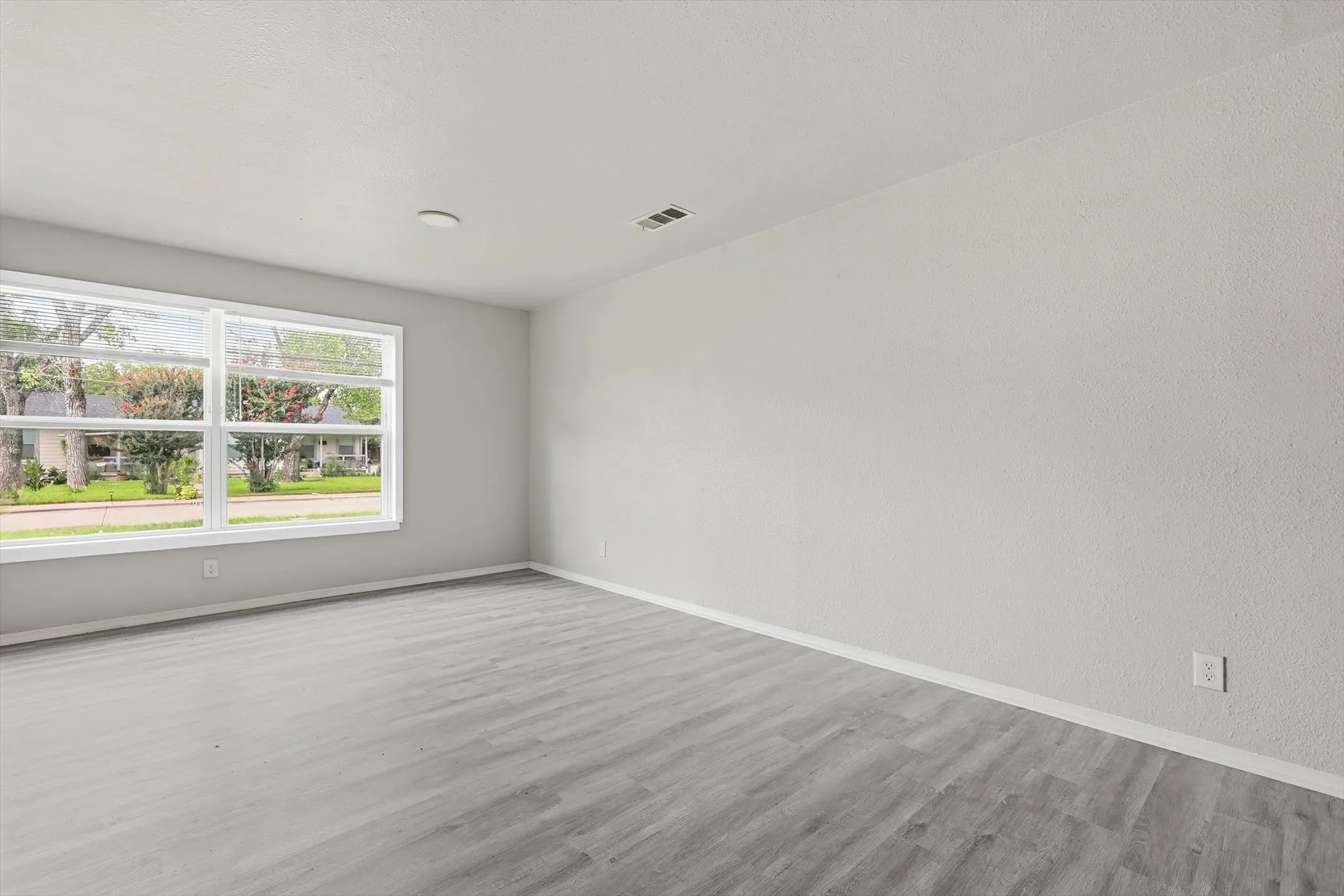 Single Family Residence For Sale in Dallas County , 1310 Stone Drive, Irving, Texas 75061, 4 Bedrooms, 2 Bathrooms, Garage spaces, 1,220 Sqft, built in 1952, Price $314,999, mls#21279645, Real Estate Agent in Irving, Homes For Sale in Dallas county, Homes For Sale in Irving, Realtor in Irving Texas, Real Estate Brokerage Independent Realty Texas, Luminita Cordes Realtor