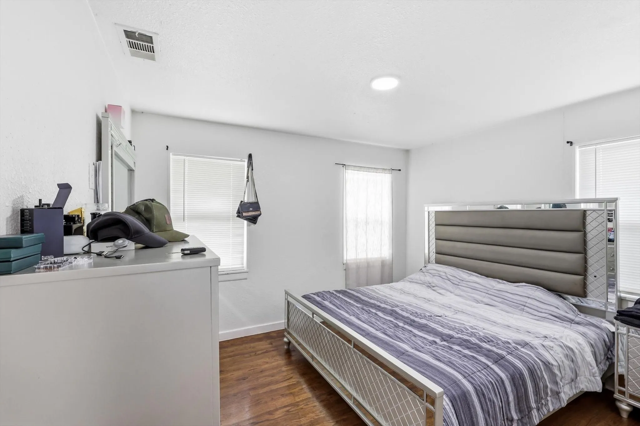 Single Family Residence For Sale in Dallas County , 1306 Stone Drive, Irving, Texas 75061, 4 Bedrooms, 2 Bathrooms, Garage spaces, 1,220 Sqft, built in 1952, Price $314,999, mls#21279649, Real Estate Agent in Irving, Homes For Sale in Dallas county, Homes For Sale in Irving, Realtor in Irving Texas, Real Estate Brokerage Independent Realty Texas, Luminita Cordes Realtor