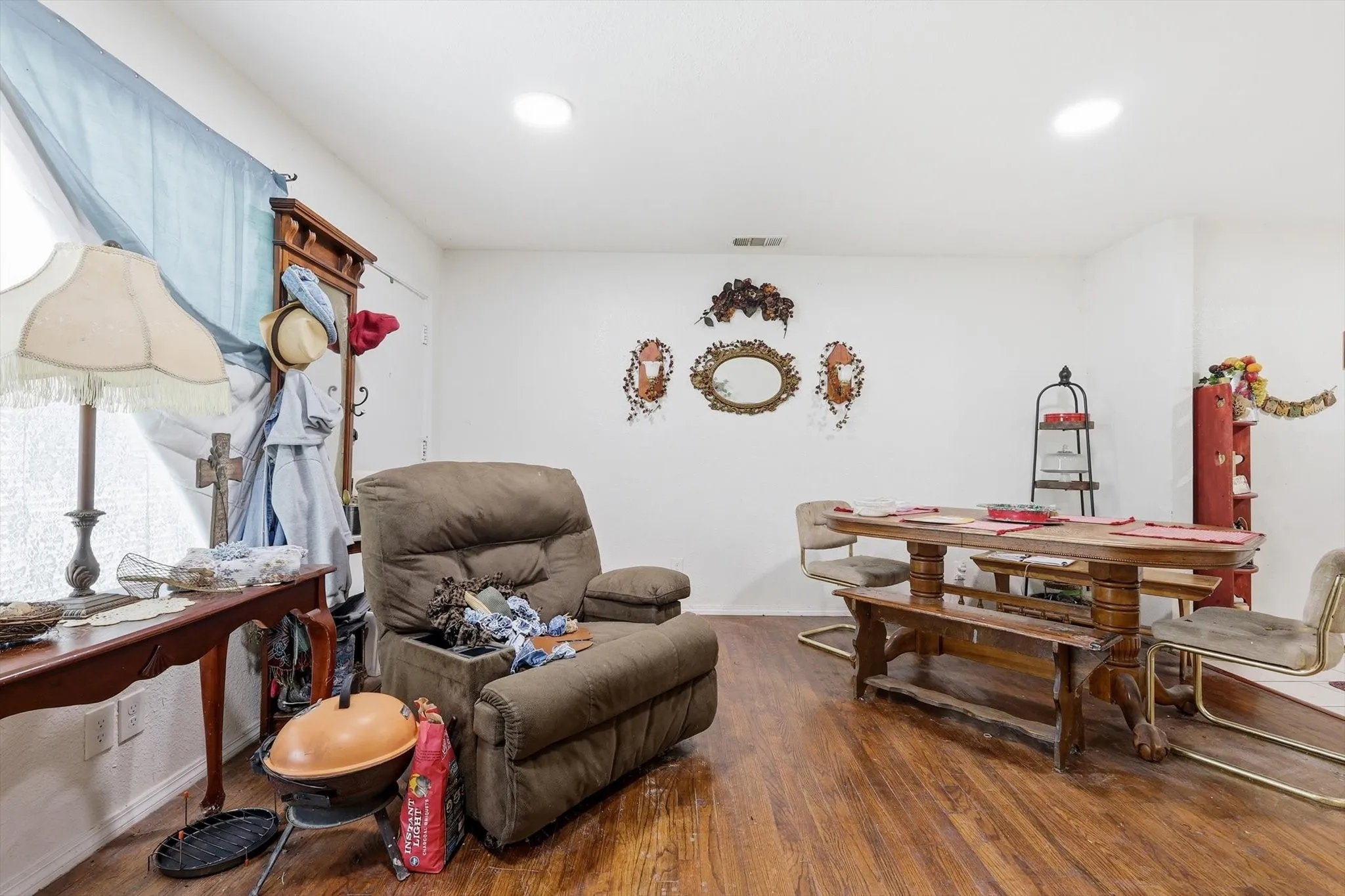 Single Family Residence For Sale in Dallas County , 1306 Stone Drive, Irving, Texas 75061, 4 Bedrooms, 2 Bathrooms, Garage spaces, 1,220 Sqft, built in 1952, Price $314,999, mls#21279649, Real Estate Agent in Irving, Homes For Sale in Dallas county, Homes For Sale in Irving, Realtor in Irving Texas, Real Estate Brokerage Independent Realty Texas, Luminita Cordes Realtor