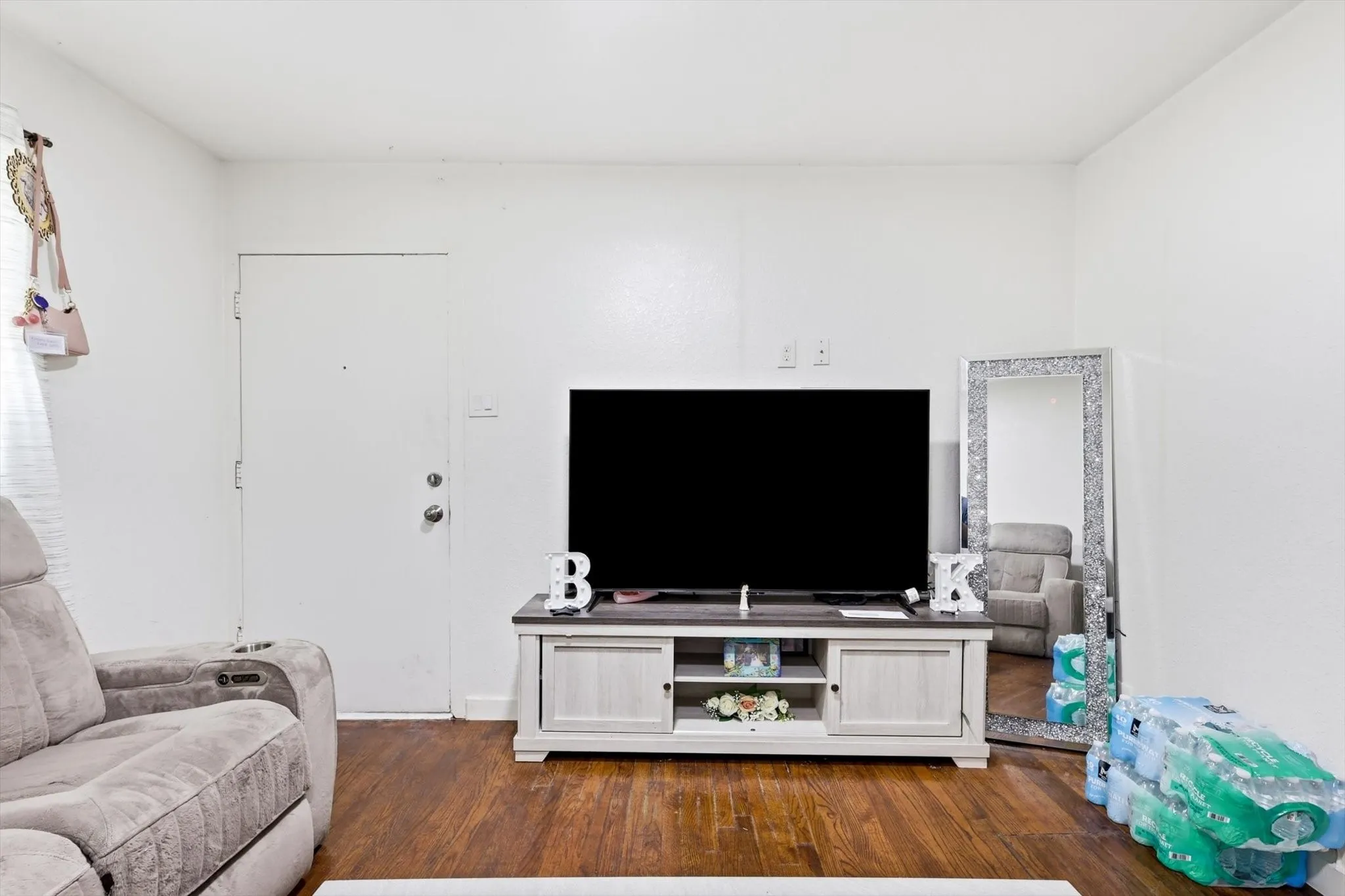 Single Family Residence For Sale in Dallas County , 1306 Stone Drive, Irving, Texas 75061, 4 Bedrooms, 2 Bathrooms, Garage spaces, 1,220 Sqft, built in 1952, Price $314,999, mls#21279649, Real Estate Agent in Irving, Homes For Sale in Dallas county, Homes For Sale in Irving, Realtor in Irving Texas, Real Estate Brokerage Independent Realty Texas, Luminita Cordes Realtor