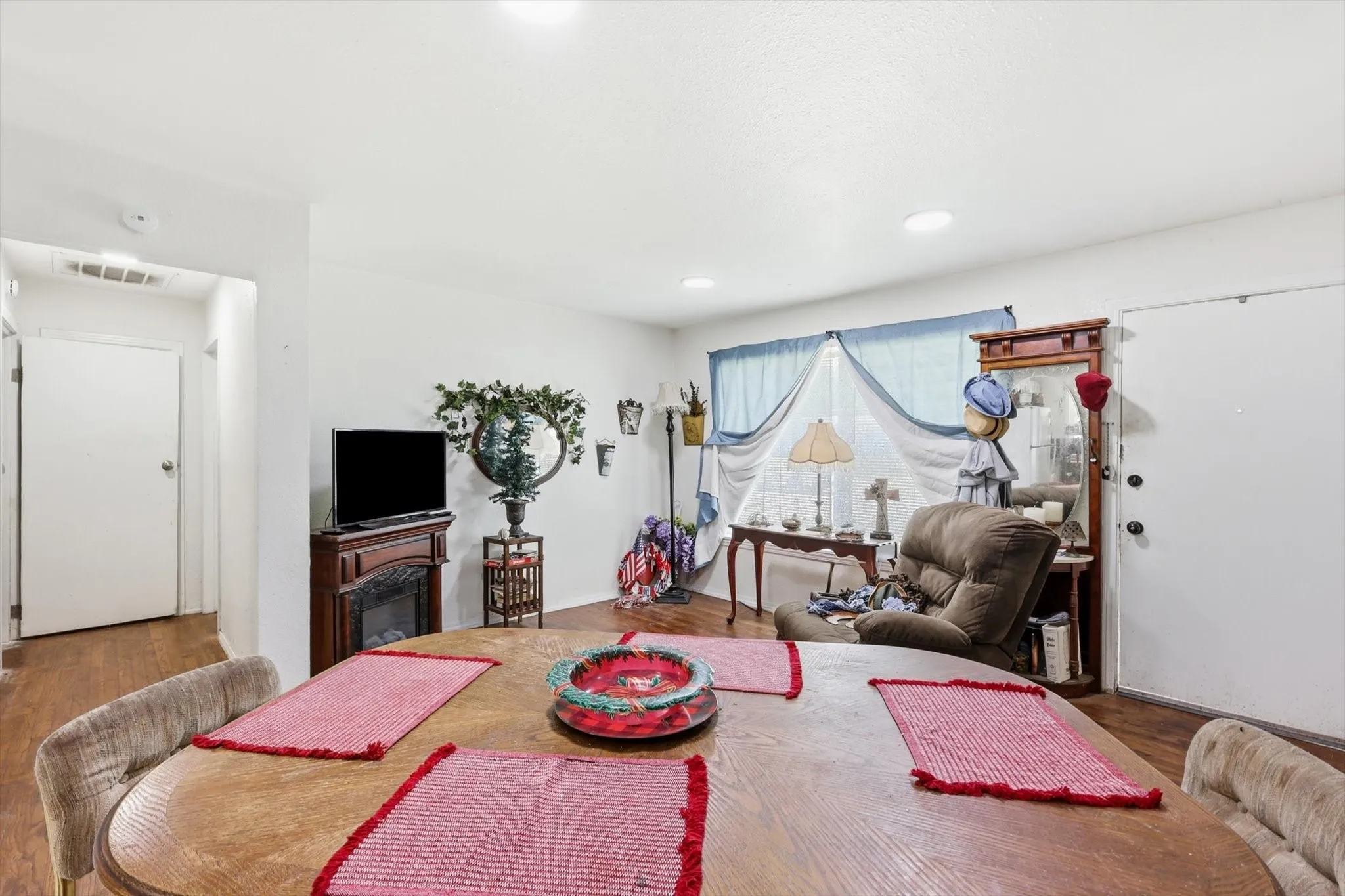 Single Family Residence For Sale in Dallas County , 1306 Stone Drive, Irving, Texas 75061, 4 Bedrooms, 2 Bathrooms, Garage spaces, 1,220 Sqft, built in 1952, Price $314,999, mls#21279649, Real Estate Agent in Irving, Homes For Sale in Dallas county, Homes For Sale in Irving, Realtor in Irving Texas, Real Estate Brokerage Independent Realty Texas, Luminita Cordes Realtor