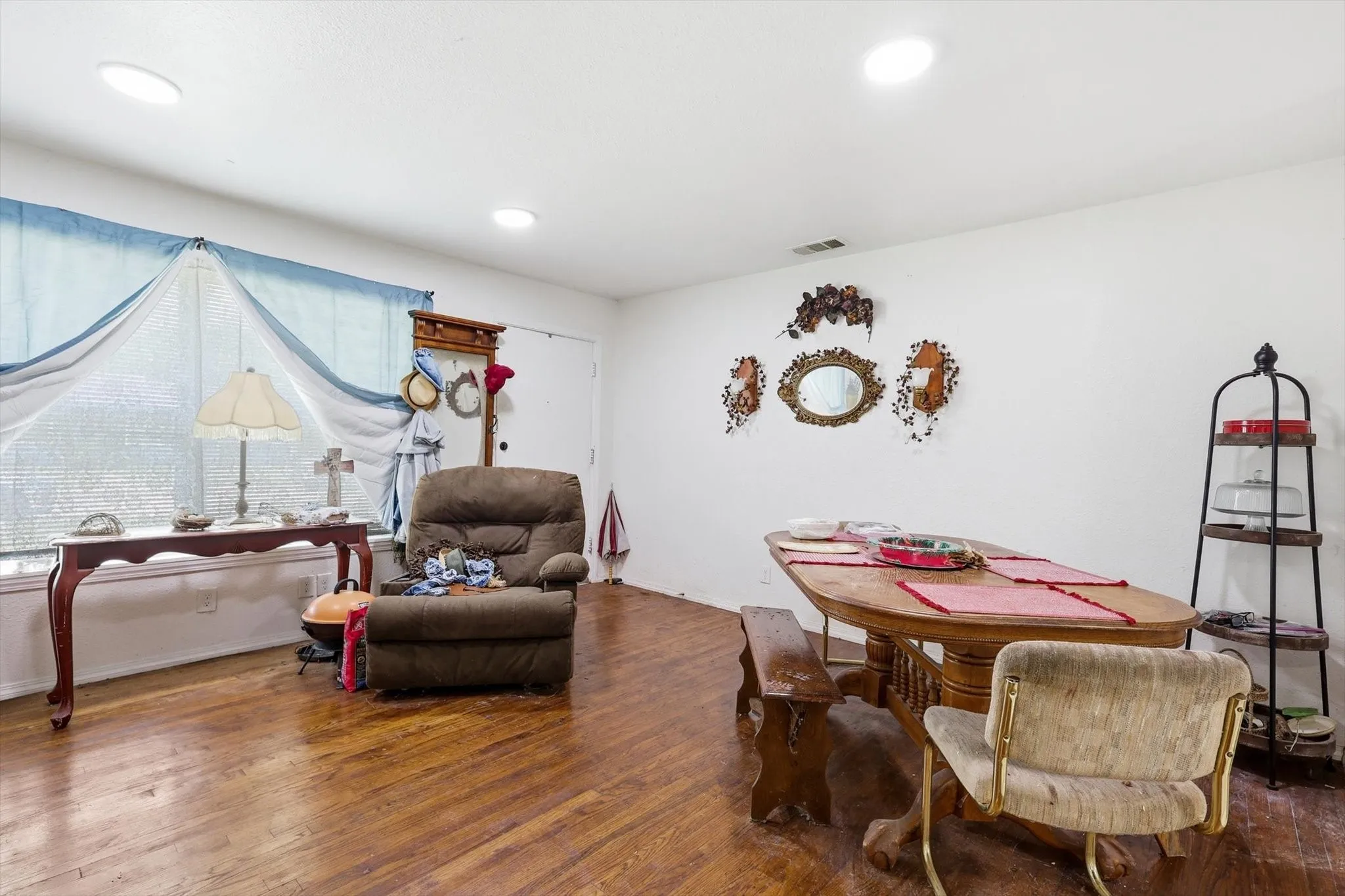 Single Family Residence For Sale in Dallas County , 1306 Stone Drive, Irving, Texas 75061, 4 Bedrooms, 2 Bathrooms, Garage spaces, 1,220 Sqft, built in 1952, Price $314,999, mls#21279649, Real Estate Agent in Irving, Homes For Sale in Dallas county, Homes For Sale in Irving, Realtor in Irving Texas, Real Estate Brokerage Independent Realty Texas, Luminita Cordes Realtor