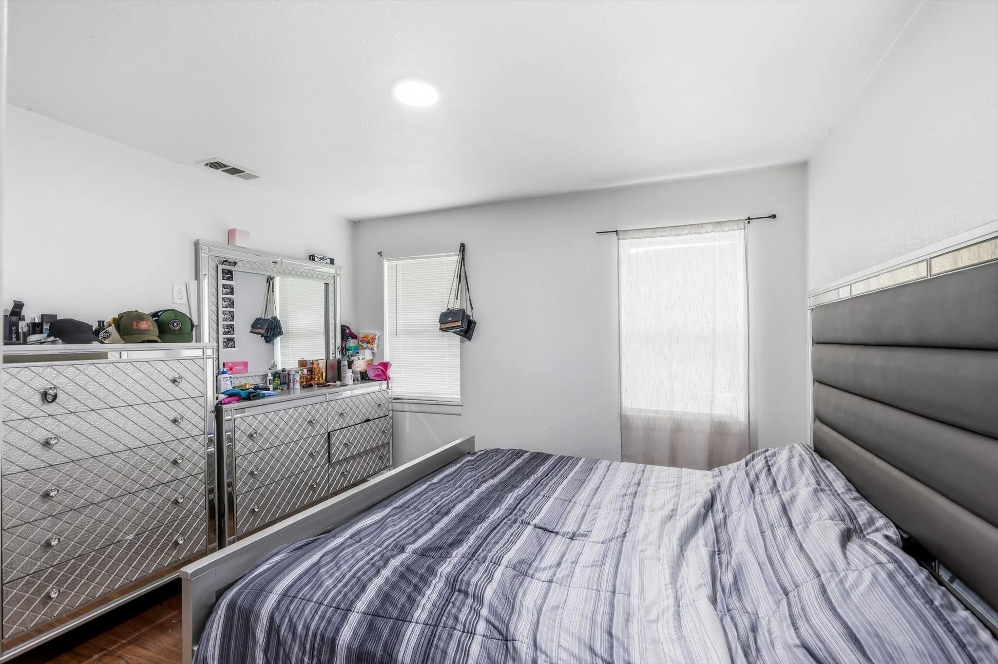 Single Family Residence For Sale in Dallas County , 1306 Stone Drive, Irving, Texas 75061, 4 Bedrooms, 2 Bathrooms, Garage spaces, 1,220 Sqft, built in 1952, Price $314,999, mls#21279649, Real Estate Agent in Irving, Homes For Sale in Dallas county, Homes For Sale in Irving, Realtor in Irving Texas, Real Estate Brokerage Independent Realty Texas, Luminita Cordes Realtor