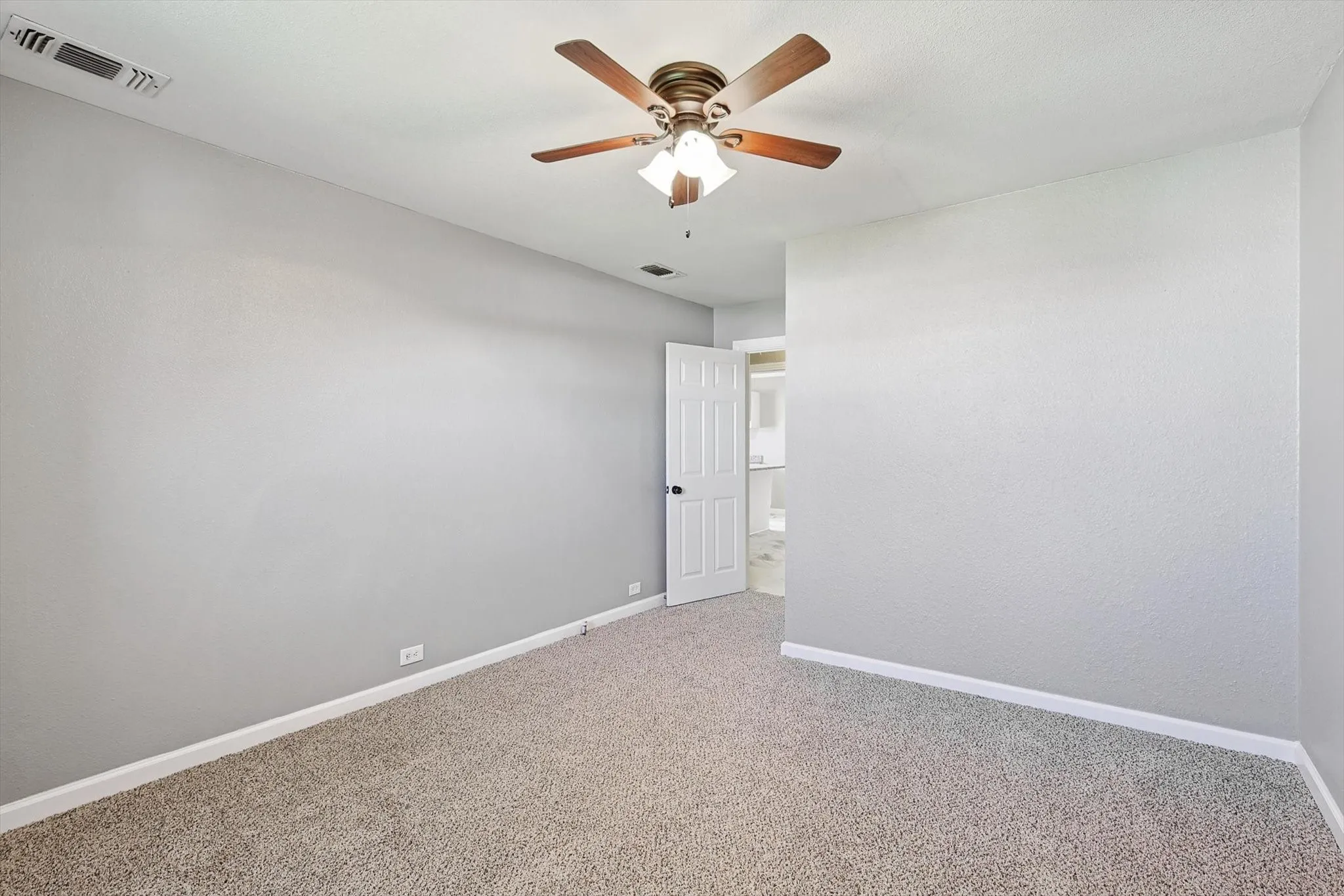 Single Family Residence For Sale in Tarrant County , 3120 Sappington Place, Fort Worth, Texas 76116, 4 Bedroom, 1 Bathroom, 1 Garage spaces, 1,365 Sqft, built in 1946, mls#21279650, Real Estate Agent in Fort Worth, Homes For Sale in Tarrant county, Homes For Sale in Fort Worth, Realtor in Fort Worth Texas, Real Estate Brokerage Independent Realty Texas, Luminita Cordes Realtor