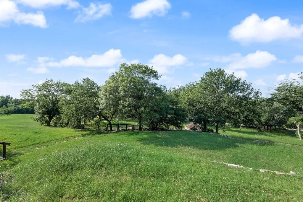 Single Family Residence For Sale in Ellis County , 120 Chambers Drive, Italy, Texas 76651, 4 Bedrooms, 3 Bathrooms, 2 Garage spaces, 3,259 Sqft, built in 1999, Price $449,900, mls#21274412, Real Estate Agent in Italy, Homes For Sale in Ellis county, Homes For Sale in Italy, Realtor in Italy Texas, Real Estate Brokerage Independent Realty Texas, Luminita Cordes Realtor