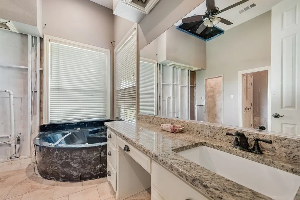 Single Family Residence For Sale in Ellis County , 120 Chambers Drive, Italy, Texas 76651, 4 Bedrooms, 3 Bathrooms, 2 Garage spaces, 3,259 Sqft, built in 1999, Price $449,900, mls#21274412, Real Estate Agent in Italy, Homes For Sale in Ellis county, Homes For Sale in Italy, Realtor in Italy Texas, Real Estate Brokerage Independent Realty Texas, Luminita Cordes Realtor