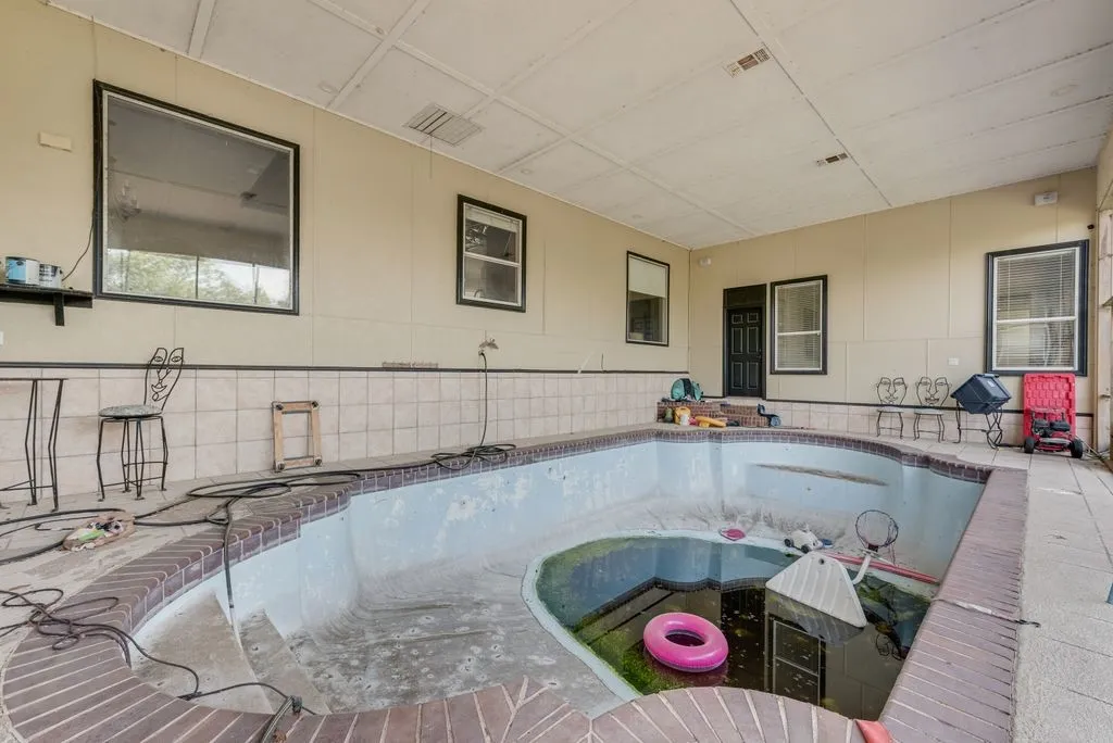Single Family Residence For Sale in Ellis County , 120 Chambers Drive, Italy, Texas 76651, 4 Bedrooms, 3 Bathrooms, 2 Garage spaces, 3,259 Sqft, built in 1999, Price $449,900, mls#21274412, Real Estate Agent in Italy, Homes For Sale in Ellis county, Homes For Sale in Italy, Realtor in Italy Texas, Real Estate Brokerage Independent Realty Texas, Luminita Cordes Realtor