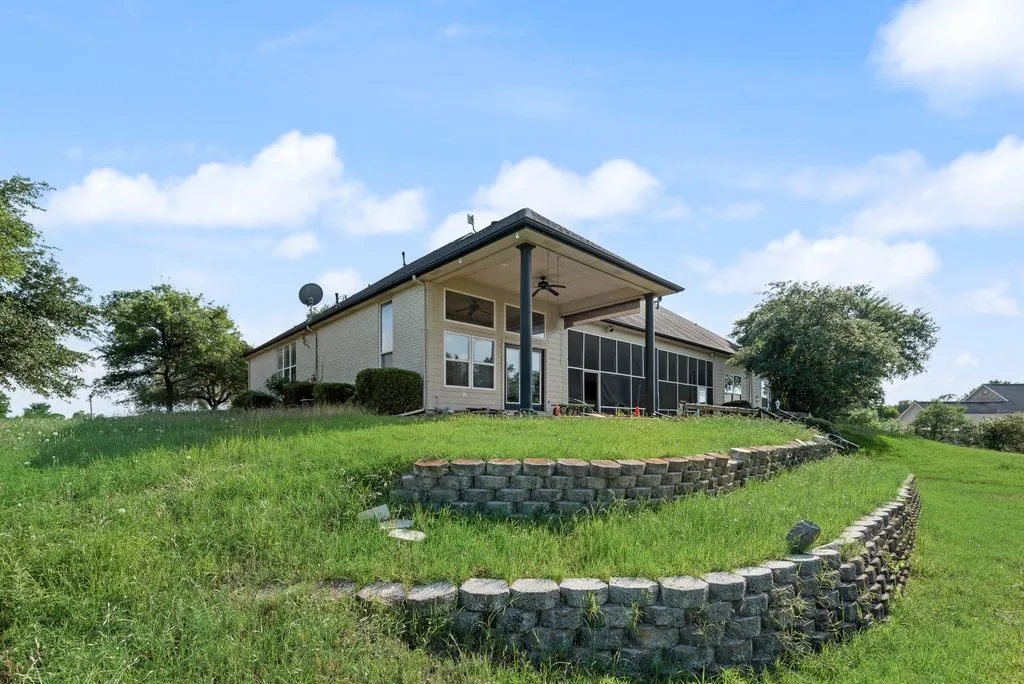 Single Family Residence For Sale in Ellis County , 120 Chambers Drive, Italy, Texas 76651, 4 Bedrooms, 3 Bathrooms, 2 Garage spaces, 3,259 Sqft, built in 1999, Price $449,900, mls#21274412, Real Estate Agent in Italy, Homes For Sale in Ellis county, Homes For Sale in Italy, Realtor in Italy Texas, Real Estate Brokerage Independent Realty Texas, Luminita Cordes Realtor