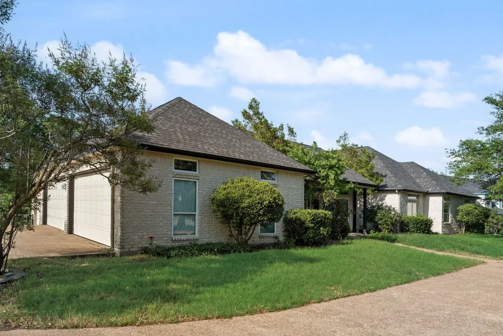 Single Family Residence For Sale in Ellis County , 120 Chambers Drive, Italy, Texas 76651, 4 Bedrooms, 3 Bathrooms, 2 Garage spaces, 3,259 Sqft, built in 1999, Price $449,900, mls#21274412, Real Estate Agent in Italy, Homes For Sale in Ellis county, Homes For Sale in Italy, Realtor in Italy Texas, Real Estate Brokerage Independent Realty Texas, Luminita Cordes Realtor