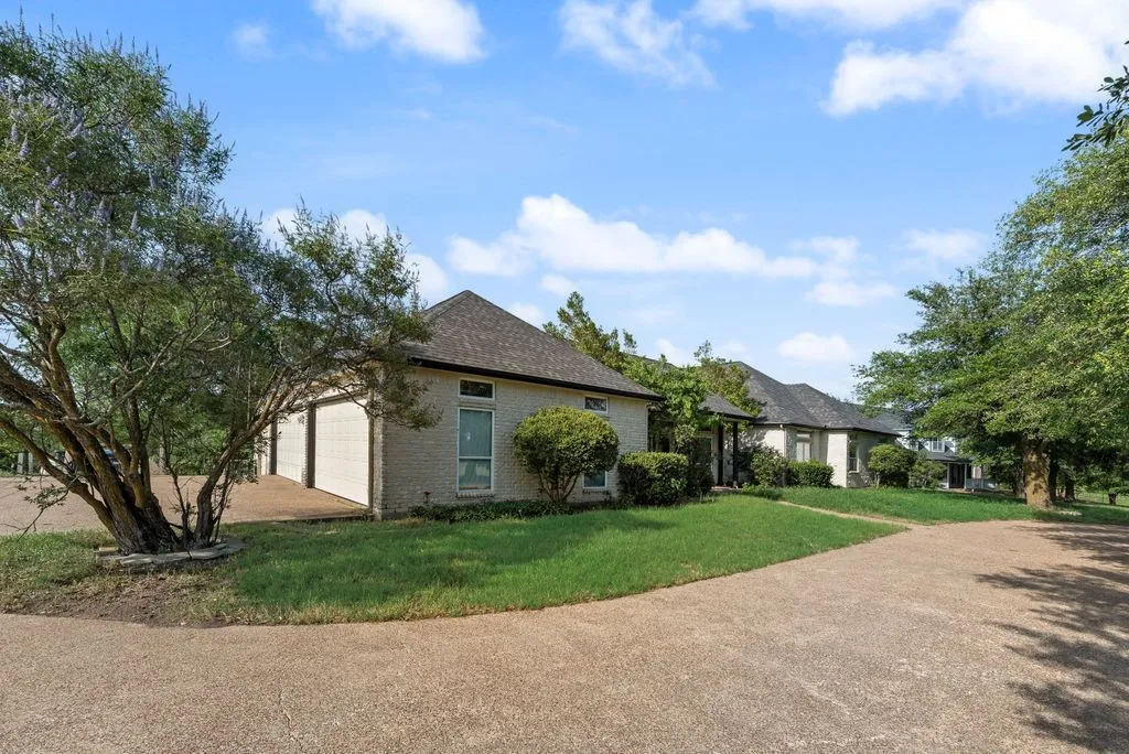 Single Family Residence For Sale in Ellis County , 120 Chambers Drive, Italy, Texas 76651, 4 Bedrooms, 3 Bathrooms, 2 Garage spaces, 3,259 Sqft, built in 1999, Price $449,900, mls#21274412, Real Estate Agent in Italy, Homes For Sale in Ellis county, Homes For Sale in Italy, Realtor in Italy Texas, Real Estate Brokerage Independent Realty Texas, Luminita Cordes Realtor