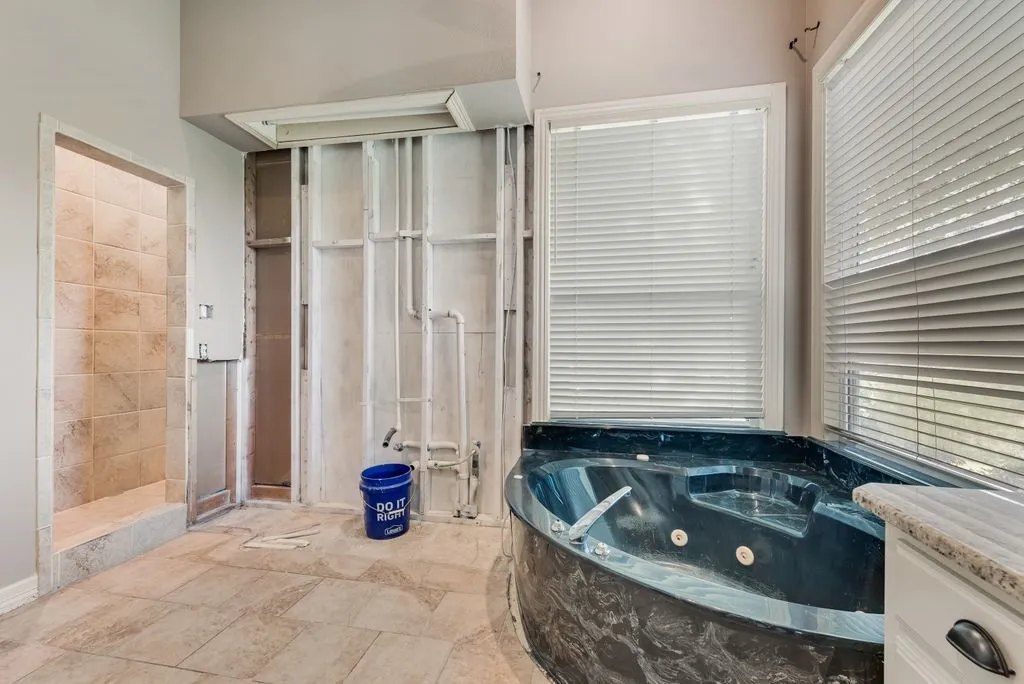 Single Family Residence For Sale in Ellis County , 120 Chambers Drive, Italy, Texas 76651, 4 Bedrooms, 3 Bathrooms, 2 Garage spaces, 3,259 Sqft, built in 1999, Price $449,900, mls#21274412, Real Estate Agent in Italy, Homes For Sale in Ellis county, Homes For Sale in Italy, Realtor in Italy Texas, Real Estate Brokerage Independent Realty Texas, Luminita Cordes Realtor