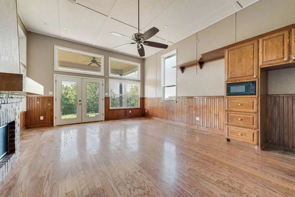 Single Family Residence For Sale in Ellis County , 120 Chambers Drive, Italy, Texas 76651, 4 Bedrooms, 3 Bathrooms, 2 Garage spaces, 3,259 Sqft, built in 1999, Price $449,900, mls#21274412, Real Estate Agent in Italy, Homes For Sale in Ellis county, Homes For Sale in Italy, Realtor in Italy Texas, Real Estate Brokerage Independent Realty Texas, Luminita Cordes Realtor