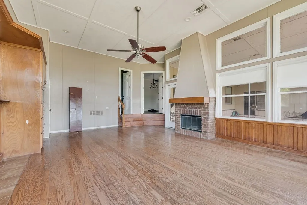 Single Family Residence For Sale in Ellis County , 120 Chambers Drive, Italy, Texas 76651, 4 Bedrooms, 3 Bathrooms, 2 Garage spaces, 3,259 Sqft, built in 1999, Price $449,900, mls#21274412, Real Estate Agent in Italy, Homes For Sale in Ellis county, Homes For Sale in Italy, Realtor in Italy Texas, Real Estate Brokerage Independent Realty Texas, Luminita Cordes Realtor