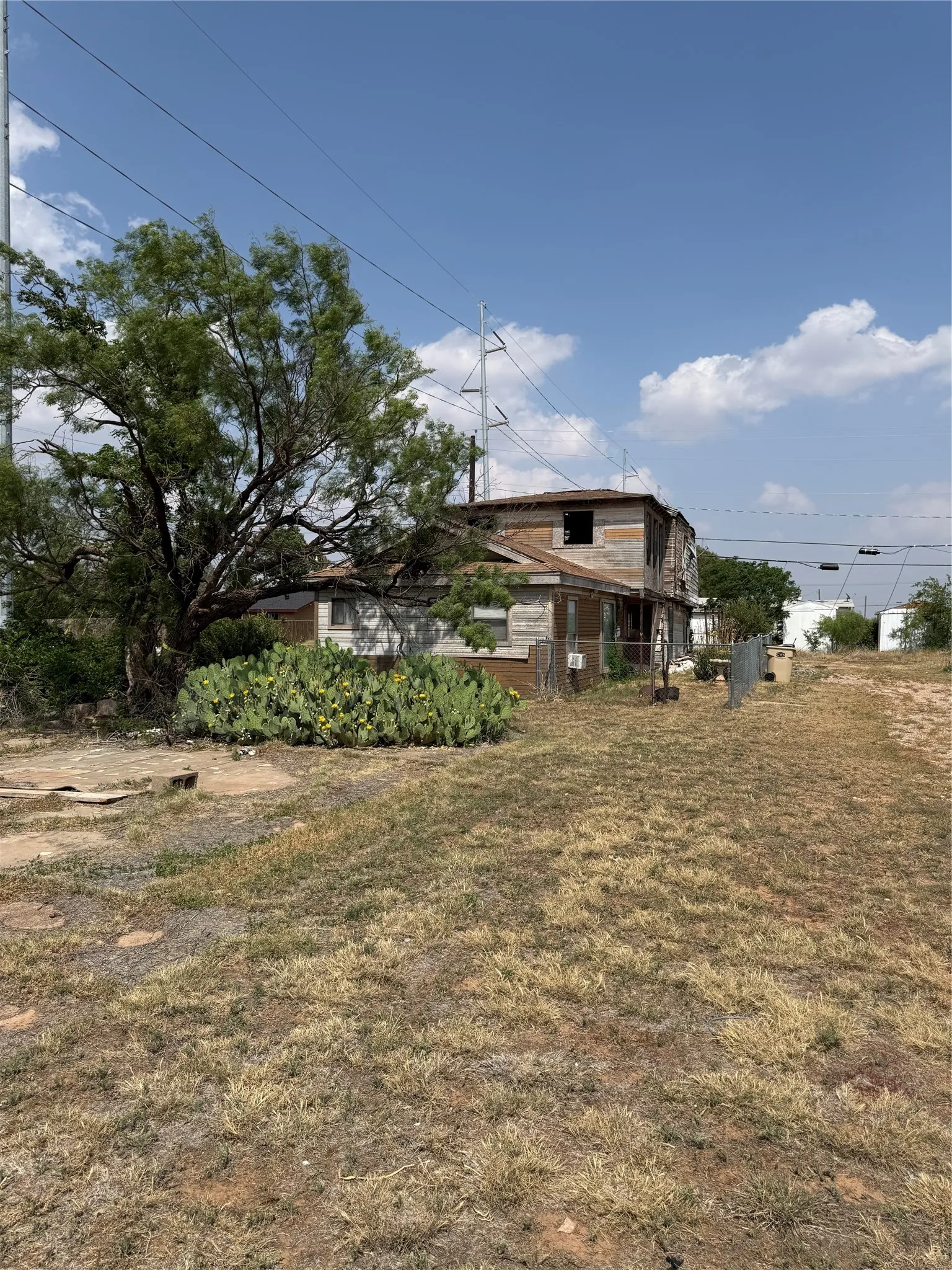 Single Family Residence For Sale in Jones County , 201 Commercial Avenue, Anson, Texas 79501, 1 Bedroom, 1 Bathroom, Garage spaces, 1,360 Sqft, built in 1948, Price $39,900, mls#21274680, Real Estate Agent in Anson, Homes For Sale in Jones county, Homes For Sale in Anson, Realtor in Anson Texas, Real Estate Brokerage Independent Realty Texas, Luminita Cordes Realtor