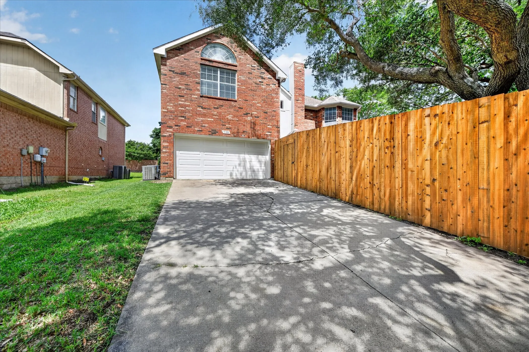 New Fence & Plenty of Parking!